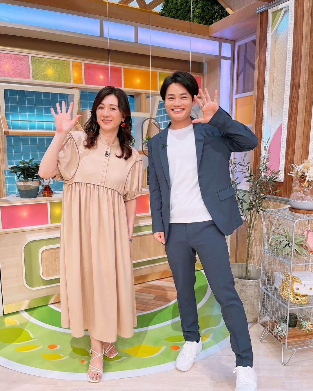 野々村友紀子のインスタグラム：「【ゴゴスマ】でもご一緒！てぃ先生です。  天気が不安定ですね 🌞皆様気をつけてお過ごしを☔️  ワンピース　 @isntshe_official  ピアス　  @abiste_official」