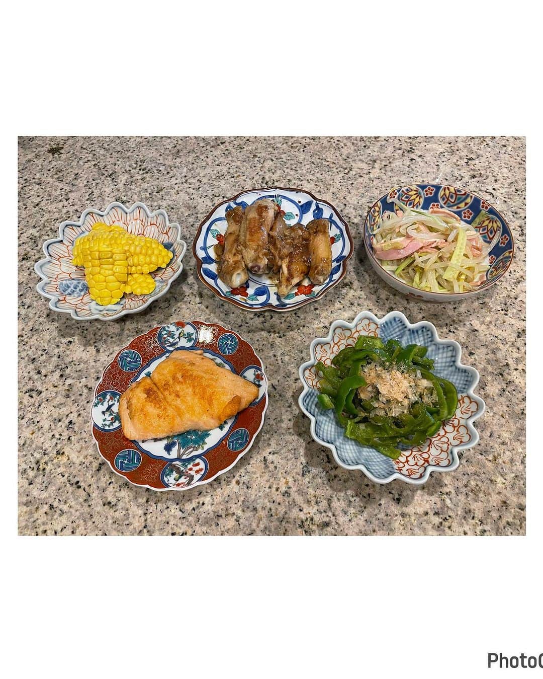 川村ひかるのインスタグラム：「❤︎  夏バテ対策には とにかく食べること🍴 しっかり食べないと余計に身体が怠くなっちゃうね…  手羽中の甘辛煮 サーモンソテー もやしサラダ ピーマン炒め とうもろこし🌽  鮭フレーク作ったから明日の朝はおにぎりにしよう🍙  #ひかるご飯  #夏こそ食べる」