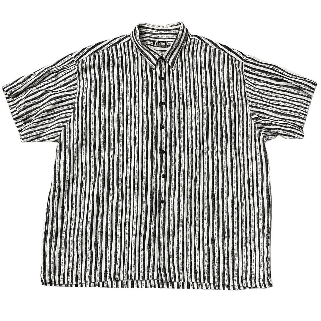 ジャムルのインスタグラム：「S/S リネン ストライプシャツ ¥5900+tax(6490) . スプレーでかいたようなストライプのラインに柄が入った2XLのビッグサイズシャツ。  ガバッと羽織れるサイズ感で、リネン特有の素材感が良い雰囲気です。 .  WEB SHOPに入荷しております。 是非ご覧ください。 jammru.com  #お問い合わせはお電話で承ります #jammru #osaka  #fashion  #streetstyle  #streetfashion  #vtg  #vintage  #used  #usedclothing  #古着 #古着屋 #ファッション #70s #80s #90s」