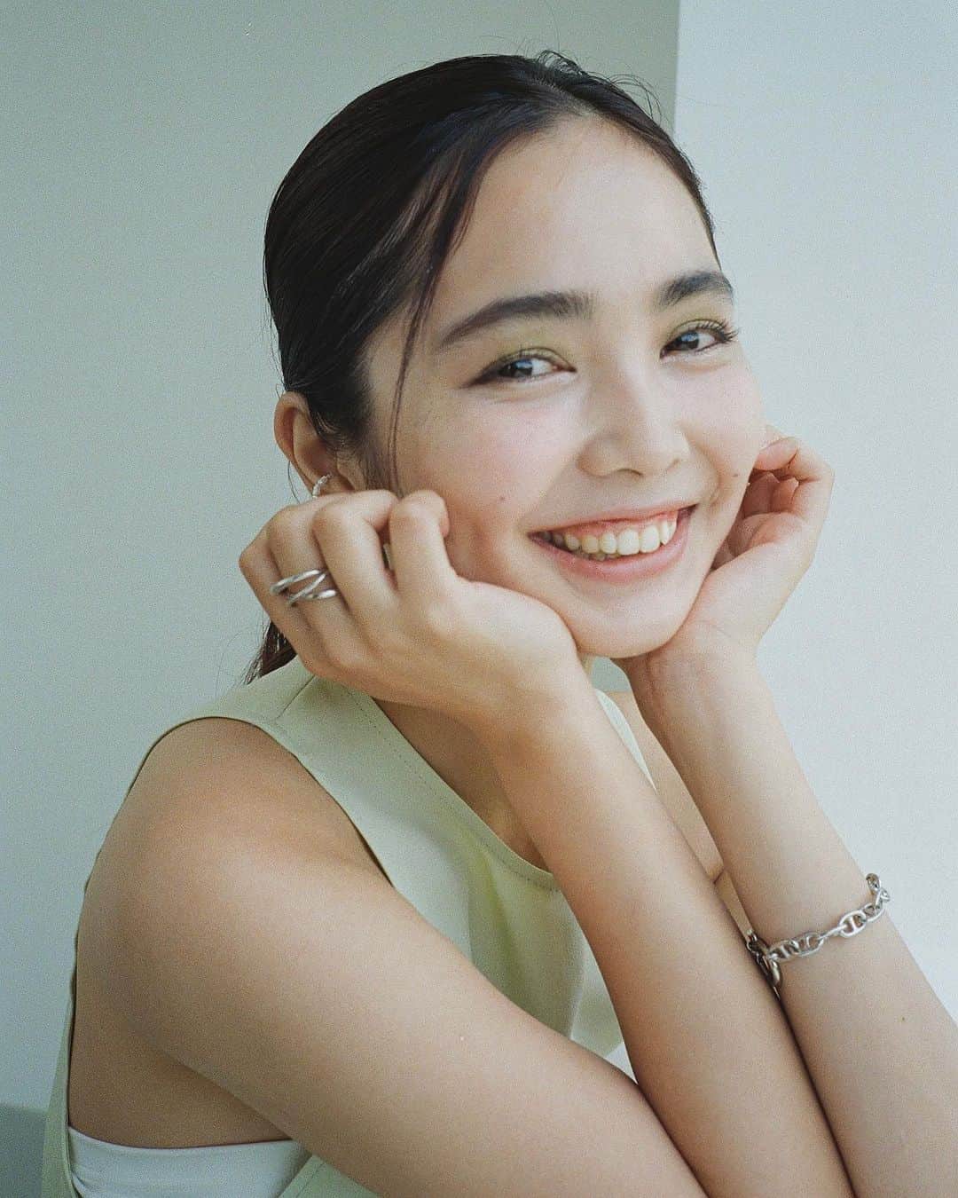 Cazumaxのインスタグラム：「内野七星ちゃん！ご縁ありまして所属となりました⭐️笑顔は最強に素敵ですが、ふわっと奥深い感じも沢山の方に撮ってみていただきたいっす😘✨ @nanase_uchino   #contaxt2」