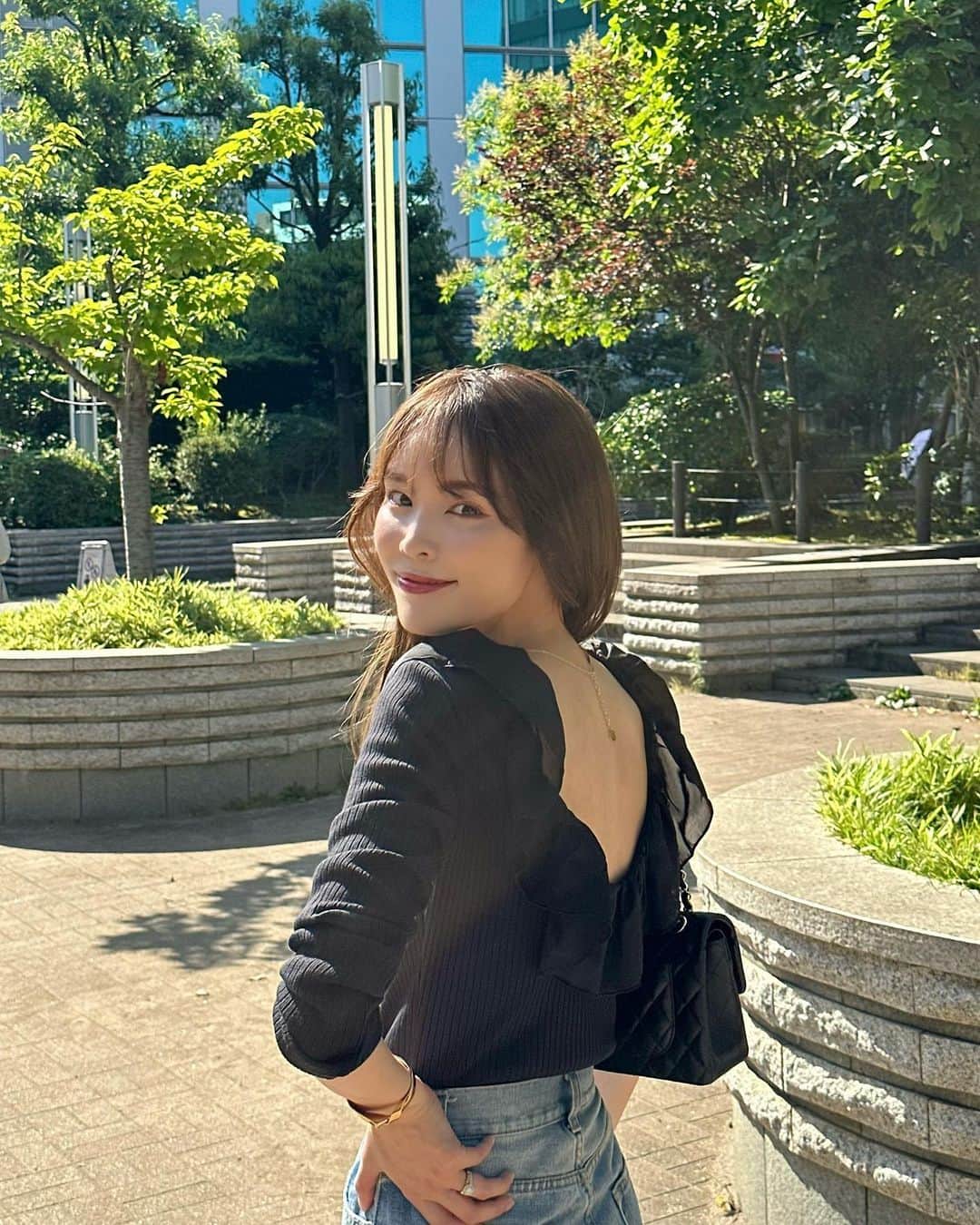 磯田 ひかる(Hikaru Isoda) さんのインスタグラム写真 - (磯田 ひかる(Hikaru Isoda) Instagram)「こんばんは♡ 猛暑が続きますが、体調崩さないように気をつけましょうね🥹  この日はデニムでカジュアルコーデ💕 スポサンで楽ちんだけど、バックオープンのトップスでカジュアルになりすぎないように🫶  【着用アイテム】 Tops @honeymihoney_official  satin frill rib cutsew ¥13,200 Pants @grl_official  Shoes @classicalelf_official  《Javaジャバコラボ》厚底ベルクロスポーツサンダル ストラップあり ¥3,799税込  ------------------------------ picaru：162cm / 骨格ウェーブ 1st ブライトスプリング 2nd ブライトサマー  大人可愛いスタイルアップコーデ ヘアメイクを合わせた トータルスタイリングを提案🤍  不定期にストーリーで ファッションお悩み相談募集中🥰 ------------------------------  他の投稿を見る→【@picaruuu】」7月13日 23時10分 - picaruuu