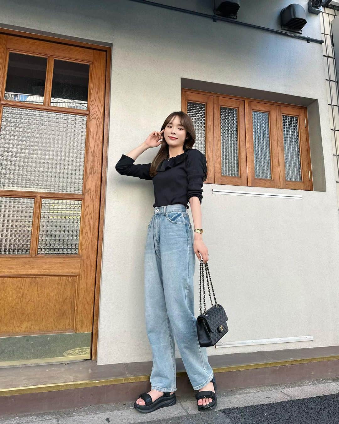 磯田 ひかる(Hikaru Isoda) さんのインスタグラム写真 - (磯田 ひかる(Hikaru Isoda) Instagram)「こんばんは♡ 猛暑が続きますが、体調崩さないように気をつけましょうね🥹  この日はデニムでカジュアルコーデ💕 スポサンで楽ちんだけど、バックオープンのトップスでカジュアルになりすぎないように🫶  【着用アイテム】 Tops @honeymihoney_official  satin frill rib cutsew ¥13,200 Pants @grl_official  Shoes @classicalelf_official  《Javaジャバコラボ》厚底ベルクロスポーツサンダル ストラップあり ¥3,799税込  ------------------------------ picaru：162cm / 骨格ウェーブ 1st ブライトスプリング 2nd ブライトサマー  大人可愛いスタイルアップコーデ ヘアメイクを合わせた トータルスタイリングを提案🤍  不定期にストーリーで ファッションお悩み相談募集中🥰 ------------------------------  他の投稿を見る→【@picaruuu】」7月13日 23時10分 - picaruuu
