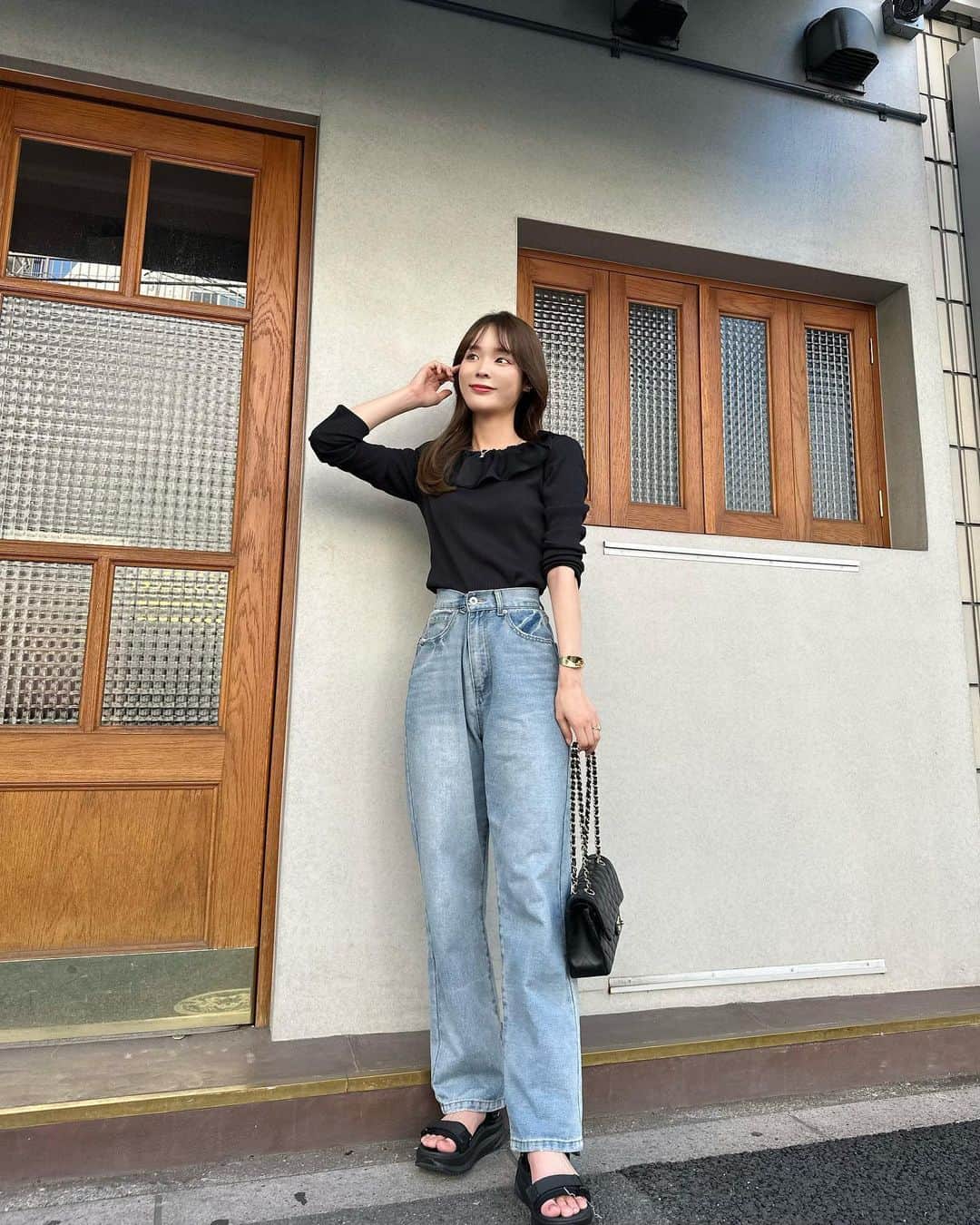 磯田 ひかる(Hikaru Isoda) さんのインスタグラム写真 - (磯田 ひかる(Hikaru Isoda) Instagram)「こんばんは♡ 猛暑が続きますが、体調崩さないように気をつけましょうね🥹  この日はデニムでカジュアルコーデ💕 スポサンで楽ちんだけど、バックオープンのトップスでカジュアルになりすぎないように🫶  【着用アイテム】 Tops @honeymihoney_official  satin frill rib cutsew ¥13,200 Pants @grl_official  Shoes @classicalelf_official  《Javaジャバコラボ》厚底ベルクロスポーツサンダル ストラップあり ¥3,799税込  ------------------------------ picaru：162cm / 骨格ウェーブ 1st ブライトスプリング 2nd ブライトサマー  大人可愛いスタイルアップコーデ ヘアメイクを合わせた トータルスタイリングを提案🤍  不定期にストーリーで ファッションお悩み相談募集中🥰 ------------------------------  他の投稿を見る→【@picaruuu】」7月13日 23時10分 - picaruuu