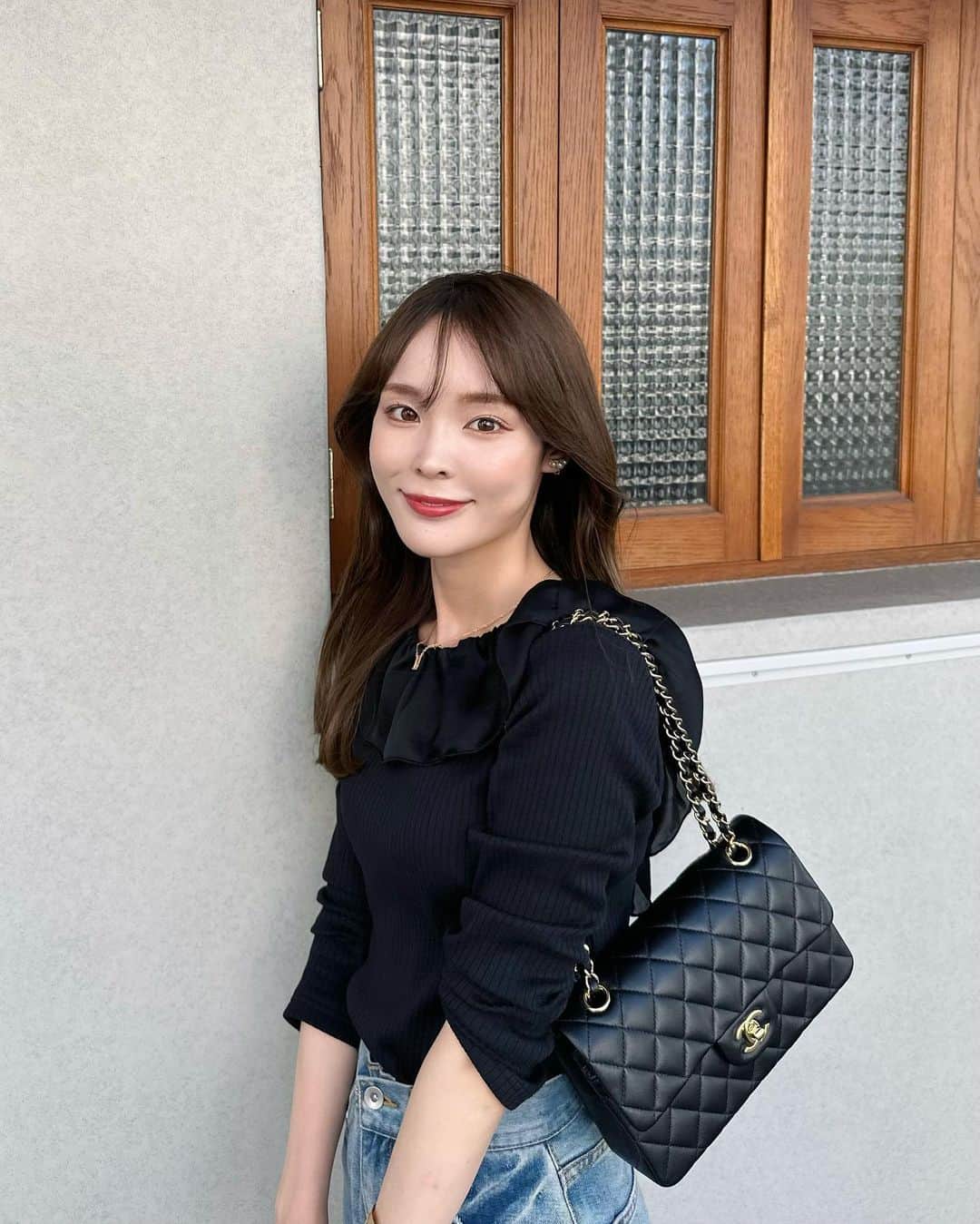 磯田 ひかる(Hikaru Isoda) のインスタグラム：「こんばんは♡ 猛暑が続きますが、体調崩さないように気をつけましょうね🥹  この日はデニムでカジュアルコーデ💕 スポサンで楽ちんだけど、バックオープンのトップスでカジュアルになりすぎないように🫶  【着用アイテム】 Tops @honeymihoney_official  satin frill rib cutsew ¥13,200 Pants @grl_official  Shoes @classicalelf_official  《Javaジャバコラボ》厚底ベルクロスポーツサンダル ストラップあり ¥3,799税込  ------------------------------ picaru：162cm / 骨格ウェーブ 1st ブライトスプリング 2nd ブライトサマー  大人可愛いスタイルアップコーデ ヘアメイクを合わせた トータルスタイリングを提案🤍  不定期にストーリーで ファッションお悩み相談募集中🥰 ------------------------------  他の投稿を見る→【@picaruuu】」