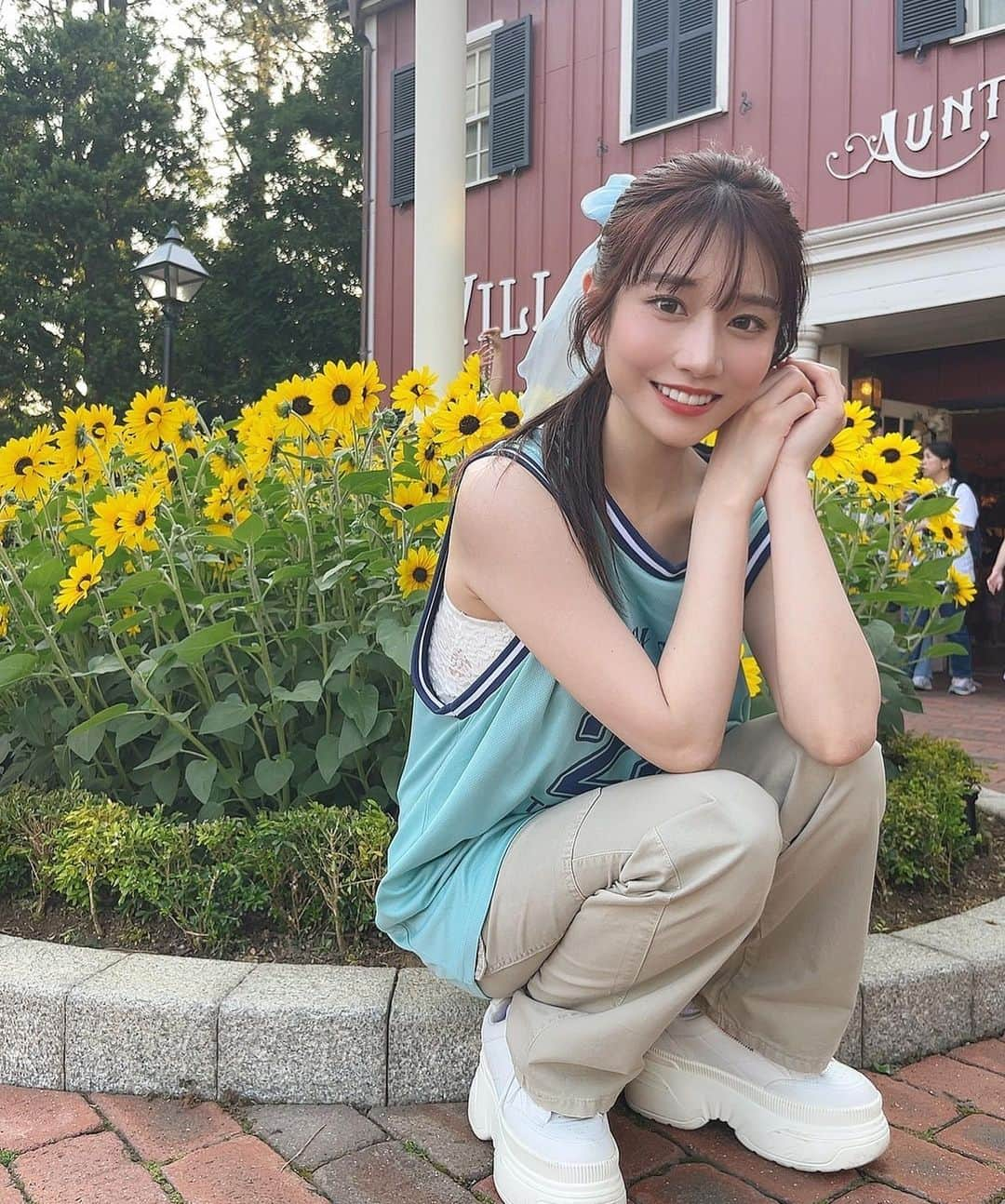 河北彩花のインスタグラム：「⁡ ⁡ 先月行ったディズニーでの写真📸💓 ⁡ ⁡ この日はハプニングがあって 急遽トップスだけ衣装チェンジしました🙌🏻 ⁡ ⁡ ⁡ これはバスケのユニホーム？なのかな？笑 ディズニーだから自然に着れるやつだよね😂 ⁡ ⁡ ⁡ ちなみにこのプーさんは私のじゃないです(笑) 借りて一緒に撮りましたっ🤭   #ディズニー  #ディズニーシー」