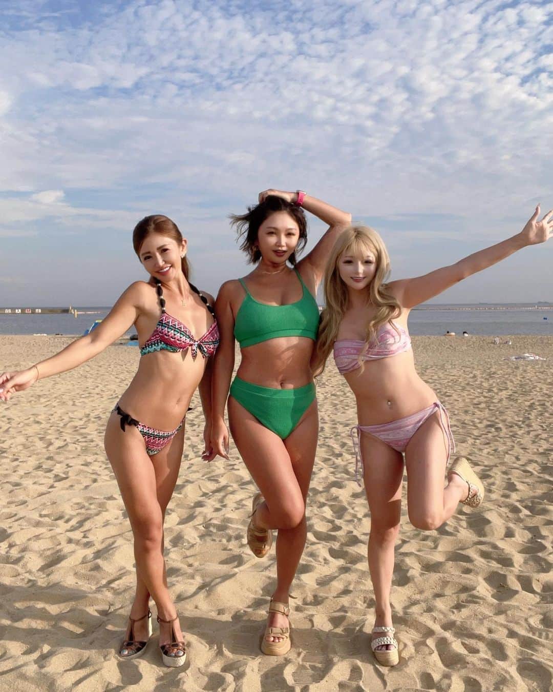 のインスタグラム：「今日は今年初の須磨いく予定やったのになー🥺 ☔️で中止なった🥺💔最近雨女すぎる😂w  写真は去年の須磨海岸🪼 去年もいっぱい須磨いったのに全然写真のせれてなかったから、1年越しでのせてこ🤣👍🏝️  #須磨 #海の家」