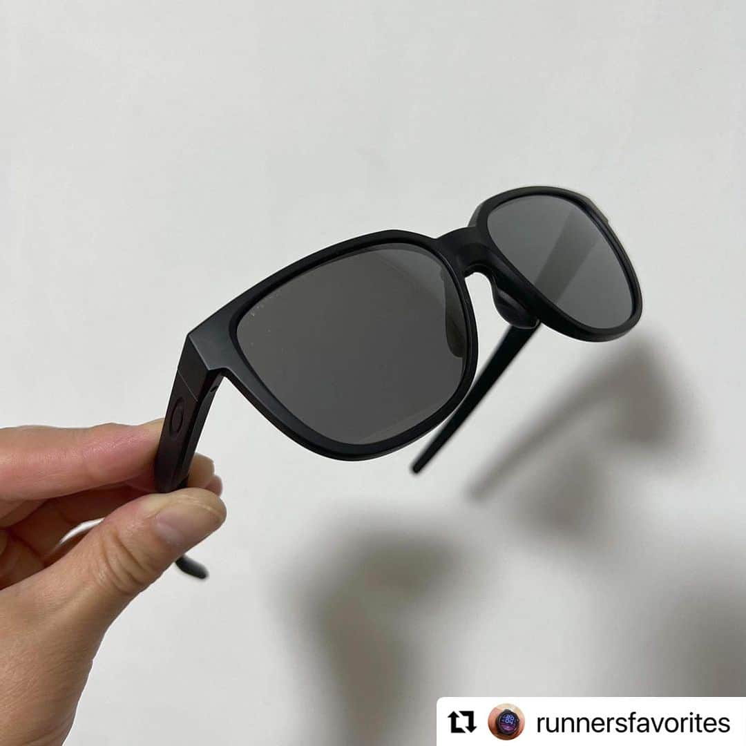 宇野薫のインスタグラム：「僕のランナーズフェイバリット‼️  #Repost @runnersfavorites with @use.repost ・・・ *  Runners Favorites ランナーたちのお気に入り  0795 @caoluno   OAKLEY ACTUATOR オークリー アクチュエーター  「オークリーのフロッグスキンを良くかけてランニングしているのですが、新しい大きめレンズのサングラスが気になりこのActuatorをチョイス！ 耳や鼻の部分もUnobtainium-アンオブタニウム®素材を使用することで滑らないようになっていたり、走っていてもフィットしてくれる作りは流石です。 オールブラックなカラーリングもまた良いです」  #oakley #oakleyactuator  #オークリー」