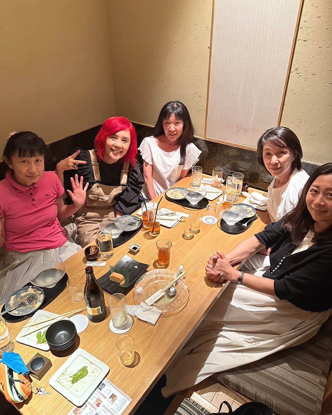 野沢直子さんのインスタグラム写真 - (野沢直子Instagram)「高校の同級会❤️ 今晩は女子(ばばあ)だけ。 全員還暦。爆笑🤣 #同級生はいいね」7月13日 23時15分 - naoko.nozawa