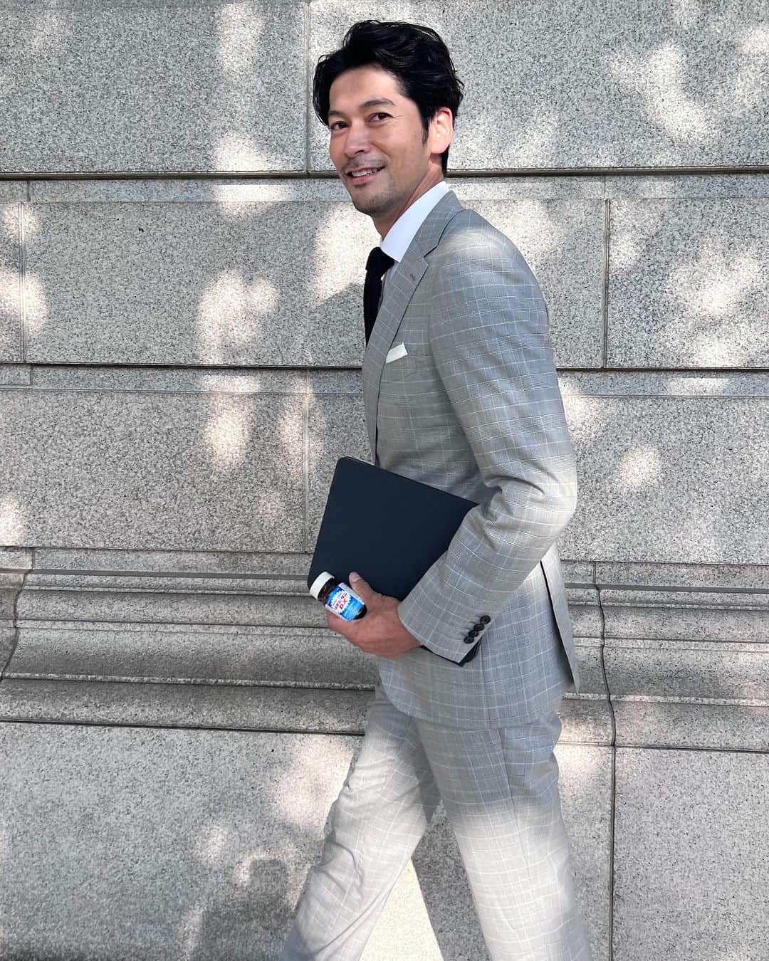 久保田裕之のインスタグラム：「いくつになっても毎日楽しく元気でいたい‼️けど…毎日が目まぐるしい💦  最近は朝、目覚めても疲れが残っている…   「ファイト イッパーツ！」でお馴染みのリポビタンシリーズから、小粒で飲みやすい錠剤として販売されている「リポビタン DX」   タウリン、ビタミン B 群（B₁・B₂・B₆）に加え、さらに睡眠サポート成分の「グリシン」、「シゴカ」を配合 ノンカフェインで寝る前にも飲めるので、年齢を重ねて感じる睡眠の悩みがある方にもおすすめ！   働き方も生き方も自由な時代！   #PR #大正製薬 #リポビタンDX   販売名：リポビタンtb 【指定医薬部外品】 効能：疲労回復・予防、加齢に伴う身体不調（眠りの浅さ、目覚めの悪さ）の改善」