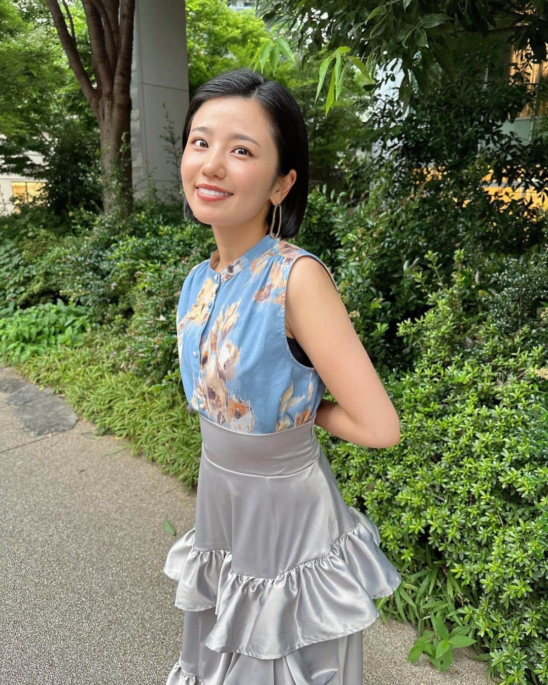 のインスタグラム：「イベントでの😇 プリーツが動くたびにふわふわなってかわいい ツヤツヤの素材もお気に入りです🫶 　 冷蔵庫に作り置きあると 心が安定するよね🥺 この作り置きを作った人間を 褒め称えたい（小池） お仕事終わって無気力状態の時に最高です🙆‍♀️🔺  今日はスンドゥブとピーマン和え物のやつです🫑  #3枚目オフショット  このスカートの可愛さを見せたかったのに 表情管理できて無さすぎて攻撃性の高いスカートになってしまいました🙃」