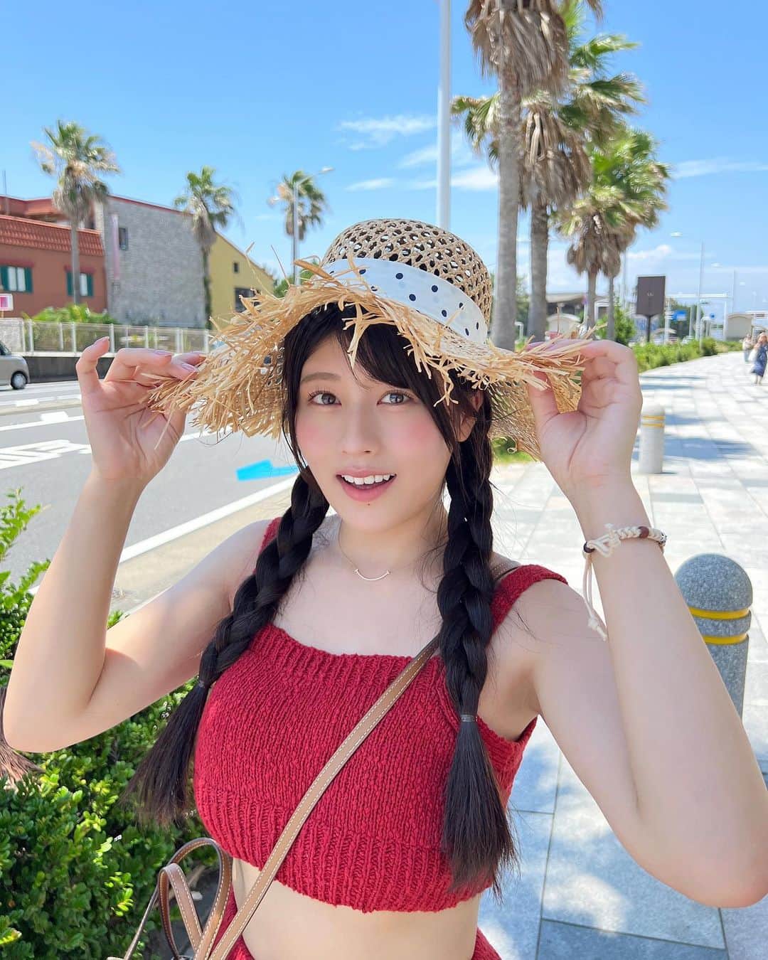 ちとせよしのさんのインスタグラム写真 - (ちとせよしのInstagram)「暑すぎてすぐ帰っちゃったから次はゆっくり観光したいなぁ🫠笑 油断したらすぐクラっとくる日が続きましたね…！お互い水分補給しっかりしようね💪🏻  まつパ👀: @futuro_eyelash   #江ノ島 #江ノ島観光 #セットアップ #麦わら帽子 #pinue #miumiu」7月13日 17時49分 - chitose_yoshino