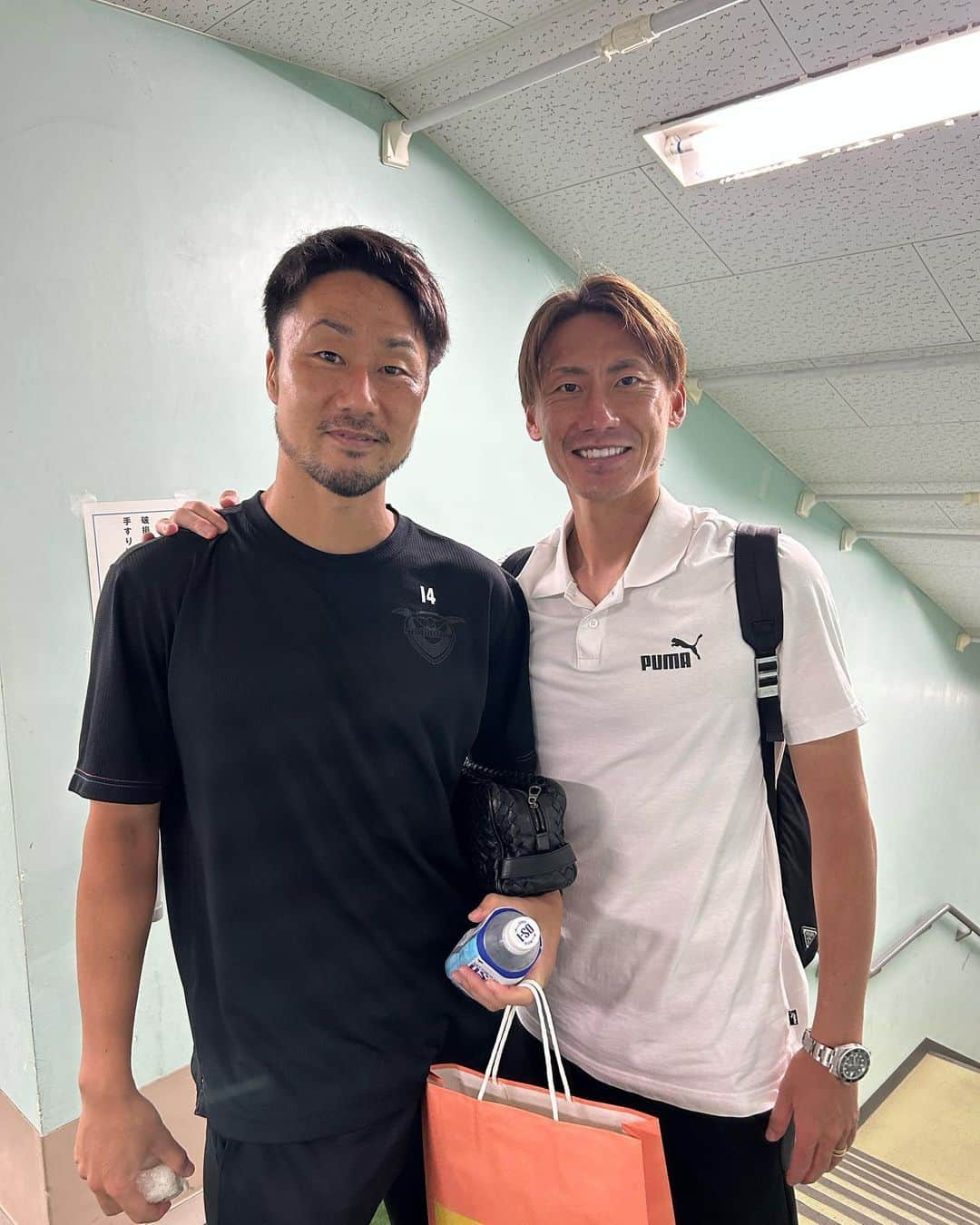 黒木晃平さんのインスタグラム写真 - (黒木晃平Instagram)「天皇杯3回戦　vs サガン鳥栖 平日ナイター開催にも関わらず、たくさんの応援ありがとうございました！ 最高の雰囲気の中でプレーできて幸せでした^ ^ 次節大分との九州ダービーも必ず勝ちましょう！  鳥栖のレジェンドとも久しぶりに再会できました(^^)v 鳥栖サポーターの皆さん拍手で迎えて頂きありがとうございました！本当に嬉しかったです^ ^ まだまだ頑張ります！ #天皇杯 #ロアッソ熊本 #サガン鳥栖 #藤田直之 #池田圭」7月13日 17時50分 - kurokikouhei