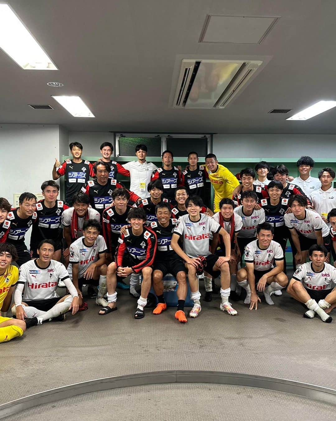 黒木晃平さんのインスタグラム写真 - (黒木晃平Instagram)「天皇杯3回戦　vs サガン鳥栖 平日ナイター開催にも関わらず、たくさんの応援ありがとうございました！ 最高の雰囲気の中でプレーできて幸せでした^ ^ 次節大分との九州ダービーも必ず勝ちましょう！  鳥栖のレジェンドとも久しぶりに再会できました(^^)v 鳥栖サポーターの皆さん拍手で迎えて頂きありがとうございました！本当に嬉しかったです^ ^ まだまだ頑張ります！ #天皇杯 #ロアッソ熊本 #サガン鳥栖 #藤田直之 #池田圭」7月13日 17時50分 - kurokikouhei