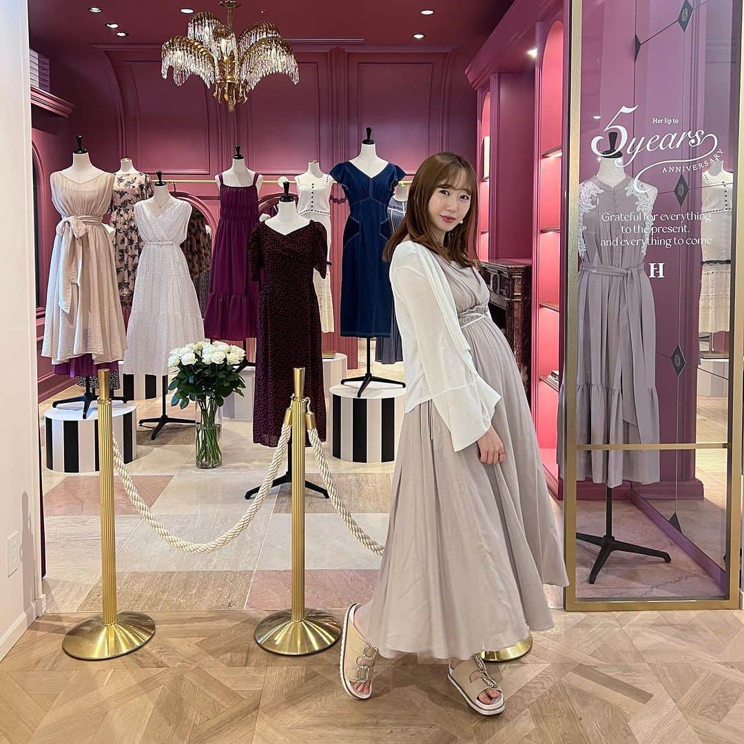 ericaのインスタグラム：「#herlipto  6月末Hermeに行った時🤍 5周年の展示がまだ残ってました💐  Vallettaは、妊娠9ヶ月の私には少しだけ胸辺りがキツかったけど 生地感が柔らかくて締め付けもなく着ることができました✨ 早く産後にサラッと1枚で着たいなぁ🥹  UVカーディガンは今の所一番買って良かったと思ってる！笑  エルメのアイスとカヌレも食べれてHappyな日🍨 六本木のHer lip to ICE行けるように体調整えねば…(予定日ギリ)  ◾️Valletta Long Dress vintage rose / S ¥24,000  ◾️UV Knit Dress Cardigan ecru / S ¥13,000」