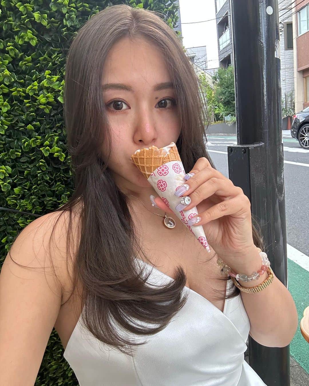 秋山かほのインスタグラム：「本日レイヤーカットデビュー💇‍♀️🤍🩵 お気に入りのジェラート屋さん  ちなみに、ジェラートは全種類 食べるタイプです🍦」