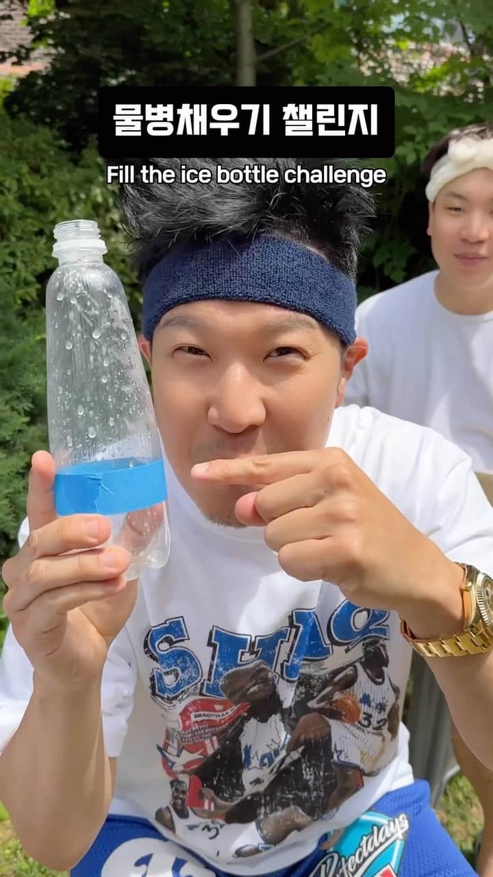 ハハのインスタグラム：「너흰 왜 안 젖었어..?💦 #머리물뿌려 #ICEBOTTLE #하하x유권 #하하 #haha #kiwelab #키위랩 #ICEBOTTLEGAME #ICEBOTTLECHALLENGE #물병채우기챌린지」