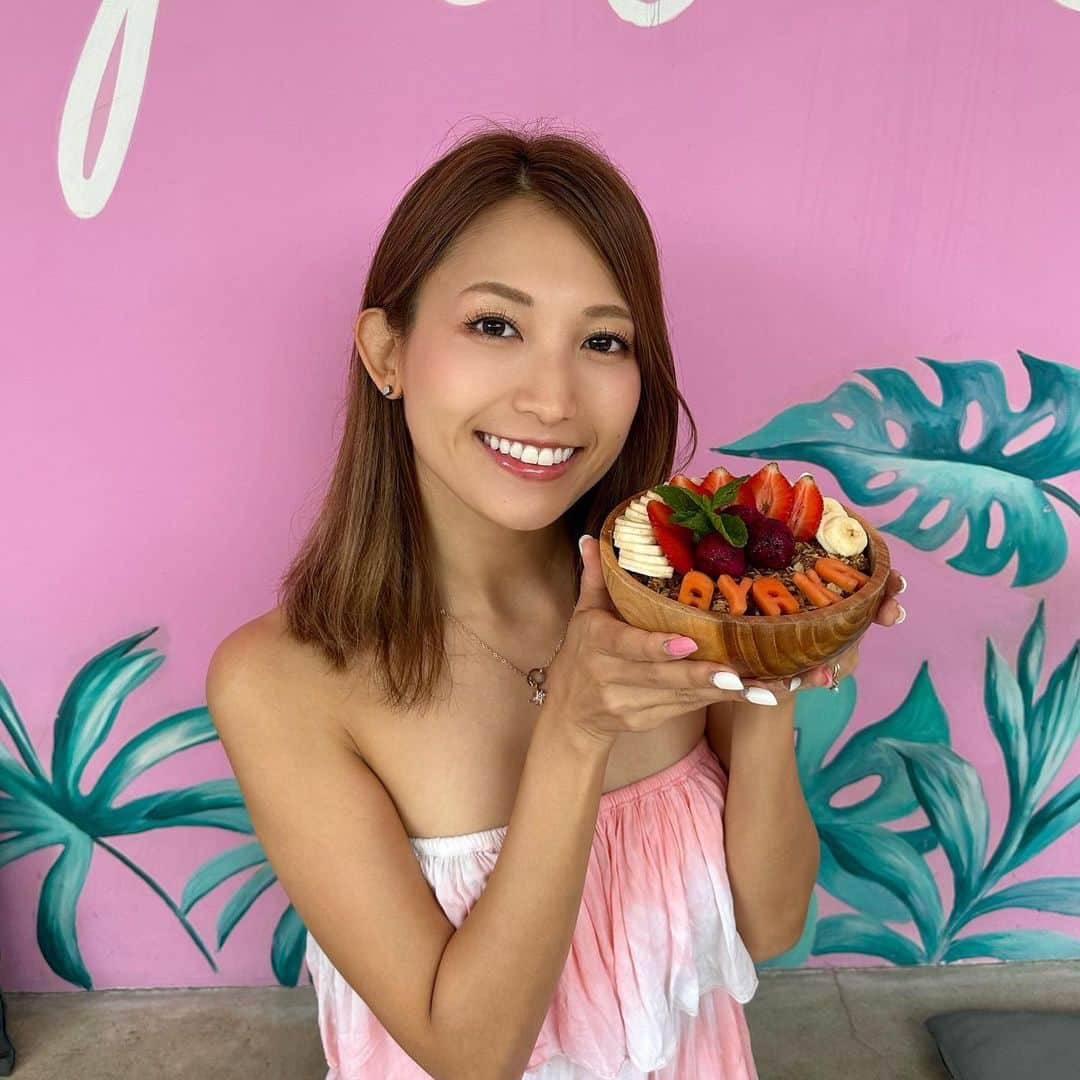 市原彩花さんのインスタグラム写真 - (市原彩花Instagram)「Tropical vibe and delicious vegan food🍍 @kyndcommunity   好きな文字をアサイーボウルに乗せてくれるお店🥰 4年ぶりに来たよ🍓 店内も可愛いし味も美味しい☺️(2つ前の投稿の写真もこのお店🌻) チャングーとスミニャックにお店あるよ🤭  #kyndcommunity#アサイーボウル#acaibowl#バリ#バリ島#バリ島旅行#バリ旅行#バリ島観光#海外旅行#bali#baliisland#balitrip#balitravel#balilife #cewek#gadis#gadiscantik#liburanbali#melalidibali#melali#スミニャック#seminyak#チャングー#スミニャックカフェ#canggu #あーちゃんバリ」7月13日 17時55分 - ayaka_ichihara