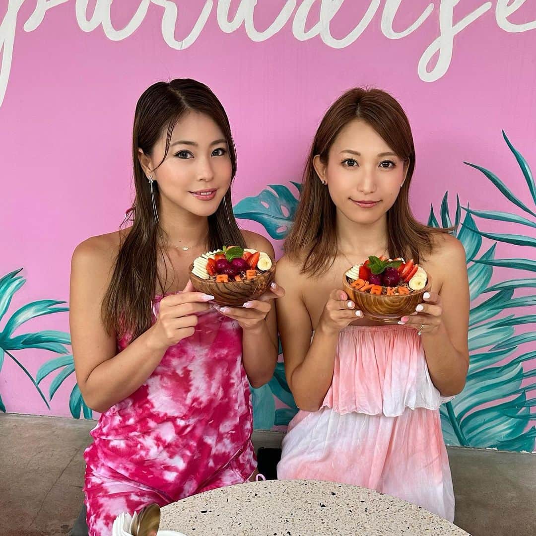 市原彩花さんのインスタグラム写真 - (市原彩花Instagram)「Tropical vibe and delicious vegan food🍍 @kyndcommunity   好きな文字をアサイーボウルに乗せてくれるお店🥰 4年ぶりに来たよ🍓 店内も可愛いし味も美味しい☺️(2つ前の投稿の写真もこのお店🌻) チャングーとスミニャックにお店あるよ🤭  #kyndcommunity#アサイーボウル#acaibowl#バリ#バリ島#バリ島旅行#バリ旅行#バリ島観光#海外旅行#bali#baliisland#balitrip#balitravel#balilife #cewek#gadis#gadiscantik#liburanbali#melalidibali#melali#スミニャック#seminyak#チャングー#スミニャックカフェ#canggu #あーちゃんバリ」7月13日 17時55分 - ayaka_ichihara