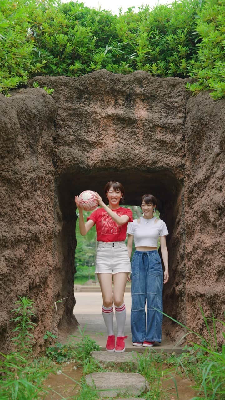 のインスタグラム：「実は双子だった…⁈ 不思議な世界でリフティング⚽️ 赤（妹）「できた〜！！！」 白（姉）「うん。」 2人に名前をつけてみよー！何が良いですか？笑  Twins?! Welcome to Wonderland! Thank you for @mak_otome 🎬 撮影・編集  先ほど、女子サッカーワールドカップの日本戦をNHKが 放送するという大変嬉しいニュースを聞きました！ 本当に嬉しいです！！NHK、FIFA、JFA携わる全ての方々ありがとうございます！皆でなでしこジャパンを応援しましょう！  #サッカー #リフティング #フリースタイルフットボール #サッカー女子 #日本 #スポーツ女子 #ワールドカップ #なでしこジャパン #公園 #足球 #soccer #football #freestylefootball #japan #shorthair #wsskills #fashion #twins #fifawwc #liverpool #womensoccer #womensfootball  #japanesegirl #축구　#여자축구」