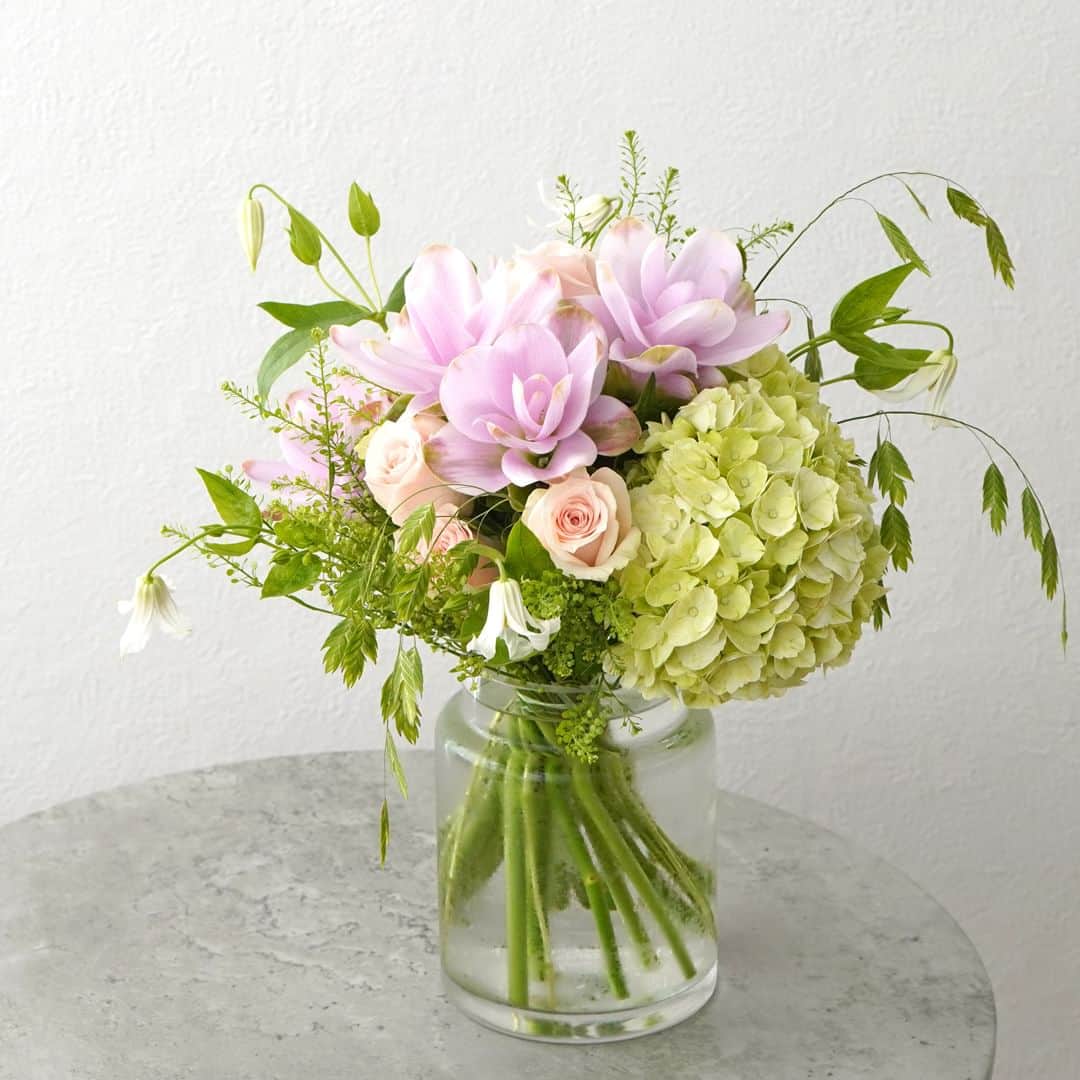 AOYAMA_HANAMOさんのインスタグラム写真 - (AOYAMA_HANAMOInstagram)「夏の花、クルクマの花束。 ・ 透明感のあるピンクのクルクマに、淡いピンクのバラ、白いクレマチス、淡いグリーンのハイドランジアを添えたおまかせブーケ。心が優しくなるような色合わせが魅力です。 ・ クルクマは、ショウガ科クルクマ属（ウコン属）の熱帯植物。主な原産地はマレー半島、インド、アフリカなどで、50種類ほどの原種が存在しています。生薬や調味料に使われるターメリック（ウコン）と同属の植物です。色づいた花に見える部分は、葉っぱが変化した苞。実際の花は、苞の内側にそっと小さく咲いている場合があります。 ・ この時期は、南国の花であるクルクマを飾って、夏らしい気分を味わってみてはいかがでしょうか。 - - - #aoyamahanamo #青山花茂 #表参道の花屋 #お花のある生活 #花が好きな人と繋がりたい #花を飾ろう #花のある暮らし #花のあるくらし #花のある日常 #クルクマ #バラ #クレマチス #ハイドランジア #紫陽花 #アジサイ #グリーンスケール #ナズナ #オーダーメイドブーケ #ナチュラルブーケ #夏の花 #おまかせブーケ #おまかせ花束 #青山花茂おまかせブーケ #花束 #ブーケ #花瓶活け #南国の花 #ウコンの花」7月13日 18時00分 - aoyama_hanamo