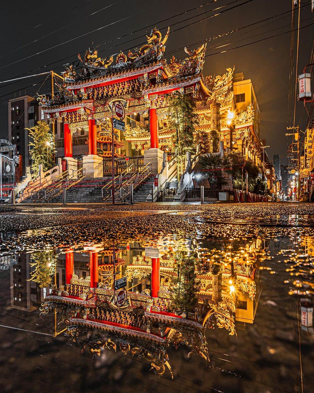 横浜市のインスタグラム：「Haven't seen Yokohama Chinatown on a rainy evening yet? You must! ✨ Photo: @nissy_photogram  #myyokohama   #yokohama #darlingescapes #beautifuldestinations #artofvisuals #somewheremagazine #discoverglobe #travelawesome #passionpassport #lovejapan #explorejapan #japanlife #japanfocus #japan_vacations #japanrevealed #よこはま #ヨコハマ #横浜」