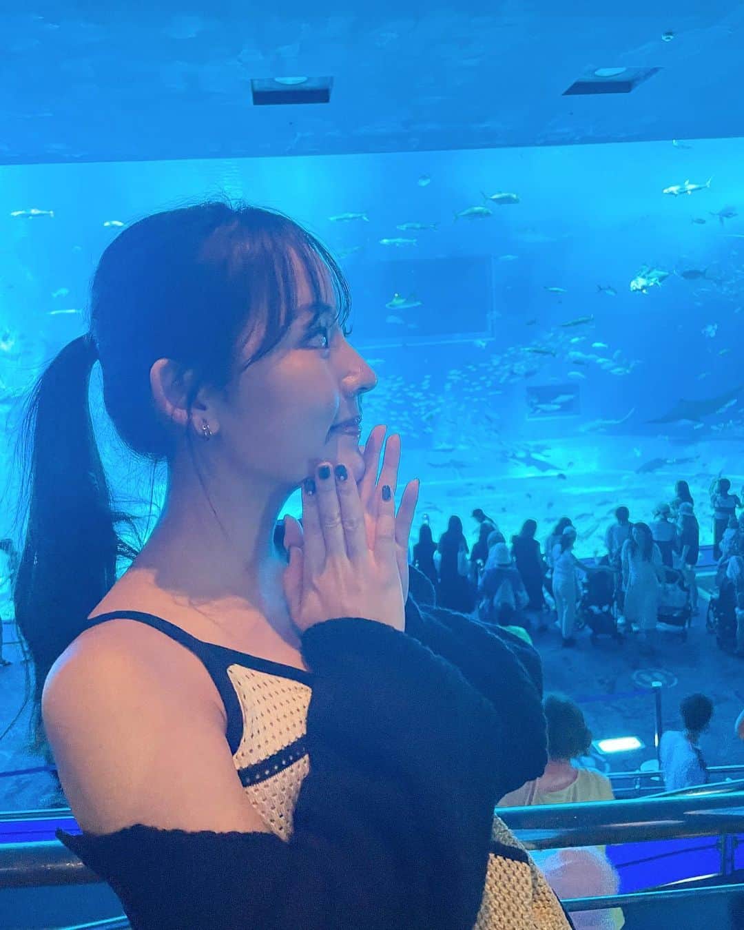 河野まひるのインスタグラム：「美ら海水族館9年ぶりに行ったけど やっぱ楽しかった~！🦈 綺麗だからフィルターもかけないで全部無加工の写真載せちゃう。」