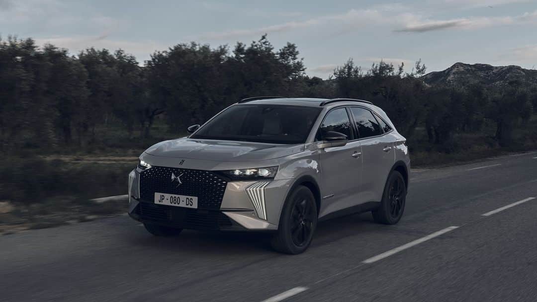 DS JAPAN Official Account of DS JAPANのインスタグラム：「クリスタル・パールのボディとのコントラストが際立つブラックトリム、レーザー加工で精緻に描かれた専用デザインのドアミラーハウジング、ディテールに拘った専用バッジや19インチブラックアロイホイール。  DS 7 Esprit de Voyageに採用されたサヴォア・フェールの真髄を極めた意匠は、心に響く旅へとあなたを誘います。  #DSオートモビル #DSautomobiles #DS7 #EspritdeVoyage」