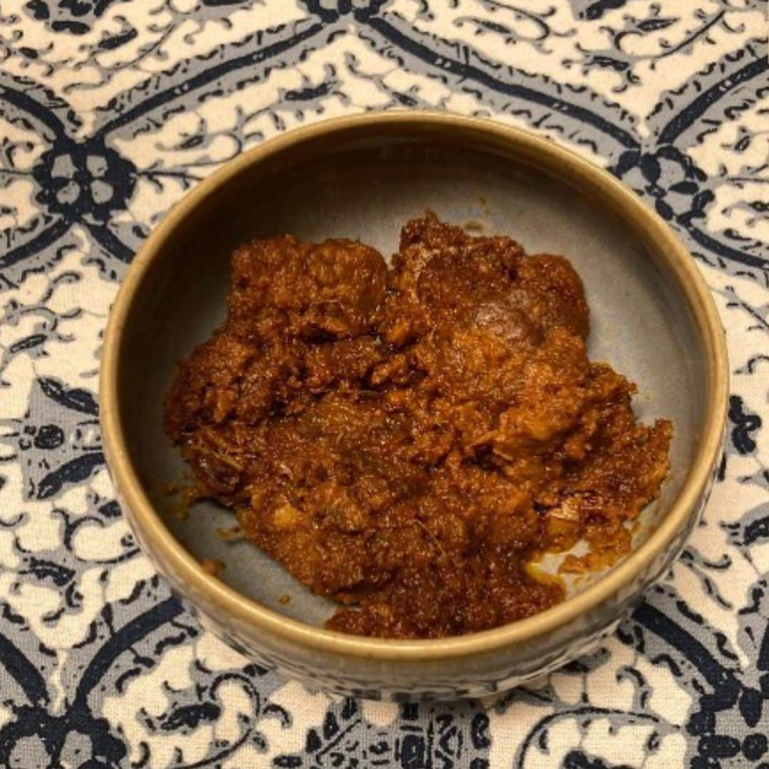 坂本奈津美さんのインスタグラム写真 - (坂本奈津美Instagram)「世界一美味しい料理🥇ルンダン作り👩🏻‍🍳🥘  インドネシア料理を習ってきました。 作ったメニューは、大好きなルンダン。  ルンダンは、牛肉をココナッツミルクや香辛料で長時間煮込んだおもてなし料理です。  アメリカCNNが発表した「The world's 50 best foods(世界の美食ランキング50)」では、なんと1位に輝いたこともある、代表的なインドネシア料理🥇  ごはんに良く合うおかずで、私も大好き😍 そして、世界一の料理を作って振る舞えるようになったら、なんだか格好良いなと思い😎笑  教室では、唐辛子の大量さに驚きながら、あらゆる香辛料を揚げたり、砕いたり、叩いたり、煮込んだり。 途中で鍋をかき混ぜるのをバトンタッチして手伝ってもらいながら3時間あまり奮闘して完成✌️ 今まで食べたルンダンの中でもいちばん美味しいルンダンができました🥹✨  これだけの唐辛子が入っているのでもちろん辛いのですが、ココナッツで煮込んでいるので、甘味も感じられるまろやかな辛さ。 ごろっと大きな牛肉に、あらゆるスパイスの香りや旨味が凝縮されていて、ごはんが進む🍚👍✨  ただ、肝心な家での再現可能性は…😂？ 世界一の料理は、想像を絶する手間暇がかかるということが分かりました！  まずはレシピを片手に、スーパーでスパイスコーナーを眺めてみるところから始めようと思います🌶🌶🌶  #インドネシア料理 #ルンダン #ルンダン作り #料理教室 #masakanindonesia #indonesia #jakarta #sekolahmemasak #memasak #rendang #🐂」7月13日 18時01分 - sakamoto_natsumi