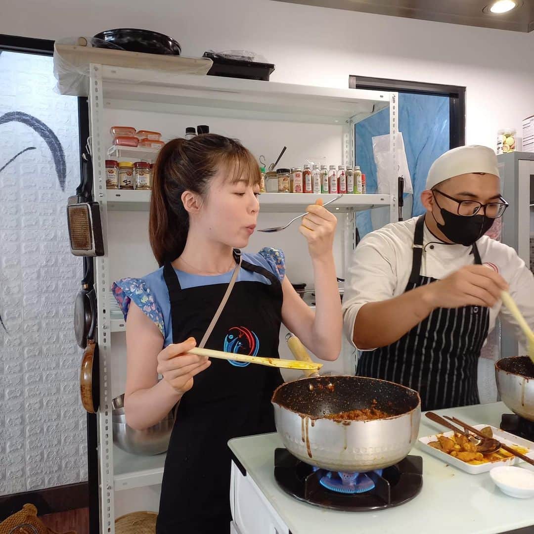坂本奈津美のインスタグラム：「世界一美味しい料理🥇ルンダン作り👩🏻‍🍳🥘  インドネシア料理を習ってきました。 作ったメニューは、大好きなルンダン。  ルンダンは、牛肉をココナッツミルクや香辛料で長時間煮込んだおもてなし料理です。  アメリカCNNが発表した「The world's 50 best foods(世界の美食ランキング50)」では、なんと1位に輝いたこともある、代表的なインドネシア料理🥇  ごはんに良く合うおかずで、私も大好き😍 そして、世界一の料理を作って振る舞えるようになったら、なんだか格好良いなと思い😎笑  教室では、唐辛子の大量さに驚きながら、あらゆる香辛料を揚げたり、砕いたり、叩いたり、煮込んだり。 途中で鍋をかき混ぜるのをバトンタッチして手伝ってもらいながら3時間あまり奮闘して完成✌️ 今まで食べたルンダンの中でもいちばん美味しいルンダンができました🥹✨  これだけの唐辛子が入っているのでもちろん辛いのですが、ココナッツで煮込んでいるので、甘味も感じられるまろやかな辛さ。 ごろっと大きな牛肉に、あらゆるスパイスの香りや旨味が凝縮されていて、ごはんが進む🍚👍✨  ただ、肝心な家での再現可能性は…😂？ 世界一の料理は、想像を絶する手間暇がかかるということが分かりました！  まずはレシピを片手に、スーパーでスパイスコーナーを眺めてみるところから始めようと思います🌶🌶🌶  #インドネシア料理 #ルンダン #ルンダン作り #料理教室 #masakanindonesia #indonesia #jakarta #sekolahmemasak #memasak #rendang #🐂」