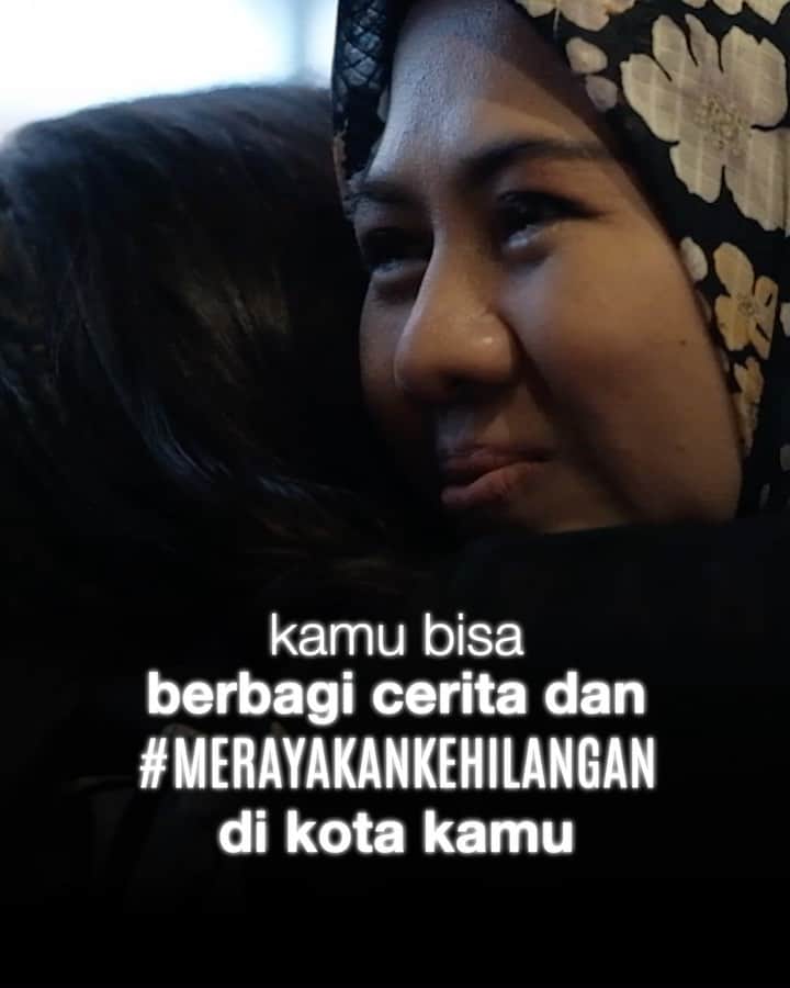 Prilly Latuconsinaのインスタグラム：「Ketika Berjumpa di Sini Special Screening & Intimate Session bersama cast.  Kami akan berkunjung ke kotamu. Mari bertemu, berbagi cerita kehilangan, dan berpelukan untuk memulihkan kerinduan.  Tulis di kolom komentar, kota mana yang ingin kami kunjungi?  Pantengin terus akun @sinemaku.pictures untuk informasi selanjutnya ya.  #KetikaBerhentidiSini #MerayakanKehilangan」