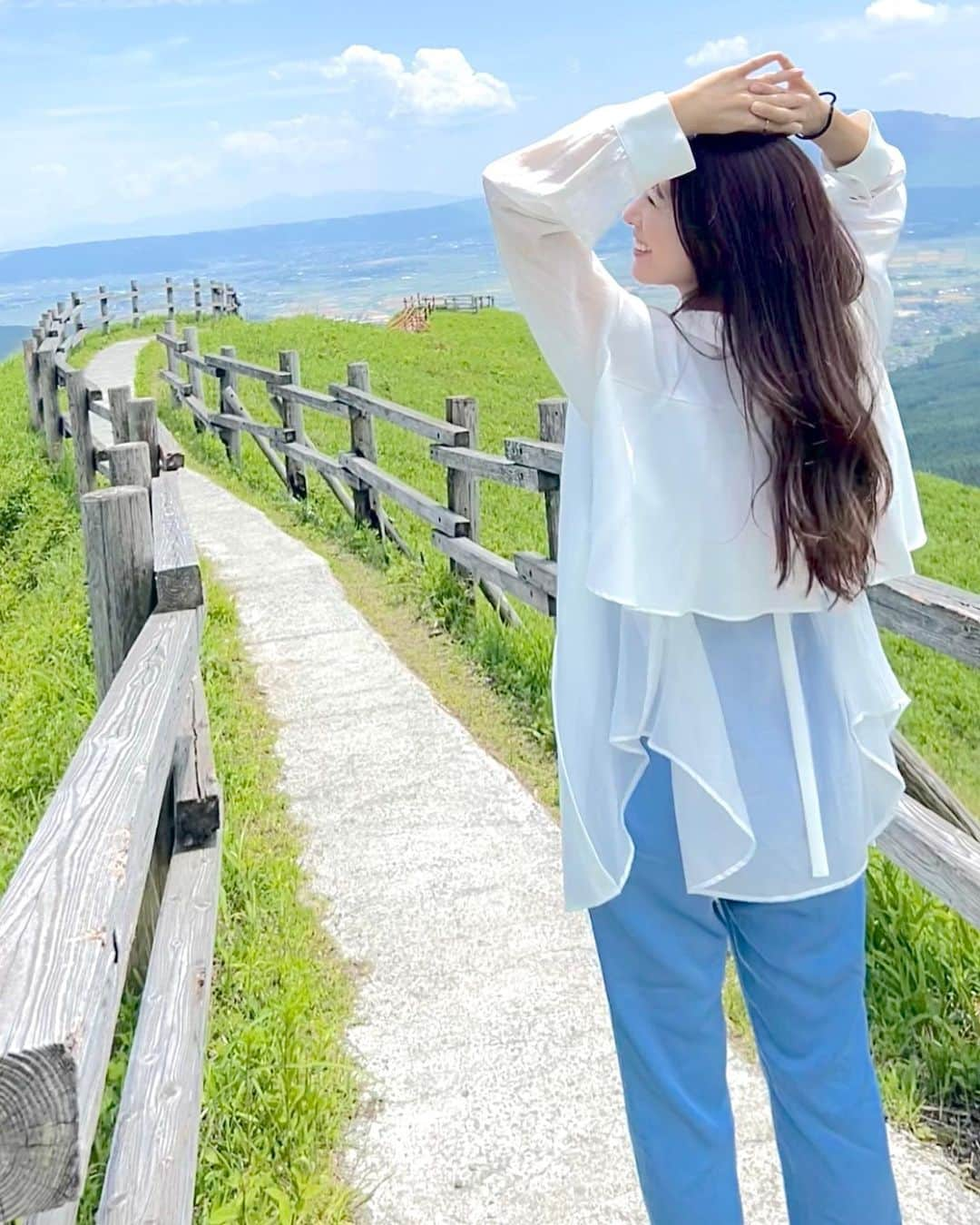 ひかりのインスタグラム：「この前初めて行った阿蘇⛰️ 絶景✨自然は気持ちいいね😊 #阿蘇#阿蘇山#絶景#travel」