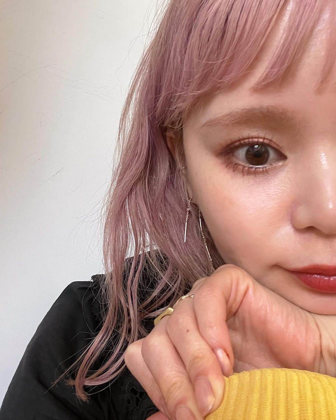sakincho1028のインスタグラム：「髪色をペールピンクにしたので 眉毛も最近はピンクにはまっている🌼 @celvoke.jp のこの眉マスカラとパウダーの色味ほんっっとにかわいい〜  アイブロウマスカラC05 アイブロウパウダーEX01  #celvoke #メイク」