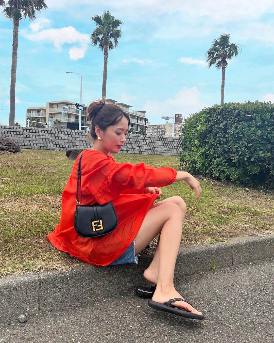 近藤千尋のインスタグラム：「今日は海やプールに行ってロケ🩷 気の知れた仲間と楽しくて はしゃぎすぎたなぁ〜🌊🫶🏻☺️  明日はラヴィット生放送とアップの日⤴️📺 是非見てくださいねっ💕  FENDI C’mon がころんとした形でお気に入り🫶🏻😍😍😍  #FendiFW23 #PR @fendi」