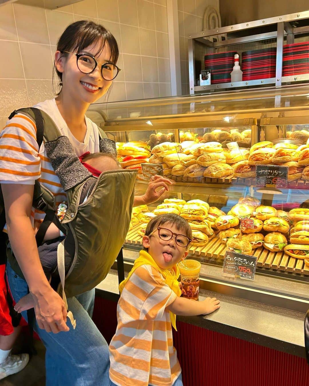 阪本智子さんのインスタグラム写真 - (阪本智子Instagram)「🍽️♡  #ジブリパーク でのランチ🧡  私は、生ハムとチーズのサンド＆あんバターのサンド 食べ過ぎ🤣？  碧羽は、しかくいピザ マルゲリータを完食していました🍕👌  かのちゃんはミルクを完飲🍼👌  テーマパークのごはんってちょっぴり残念なことが多いけど😅 ここはパン屋さんのこだわったパンの味でどれもめっちゃ美味しかったな😍  #ジブリパーク #ジブリ好き #ジブリコスプレ #親子リンクコーデ #2歳差育児 #兄弟ママ #阪本智子」7月13日 18時07分 - tomoko_sakamoto423