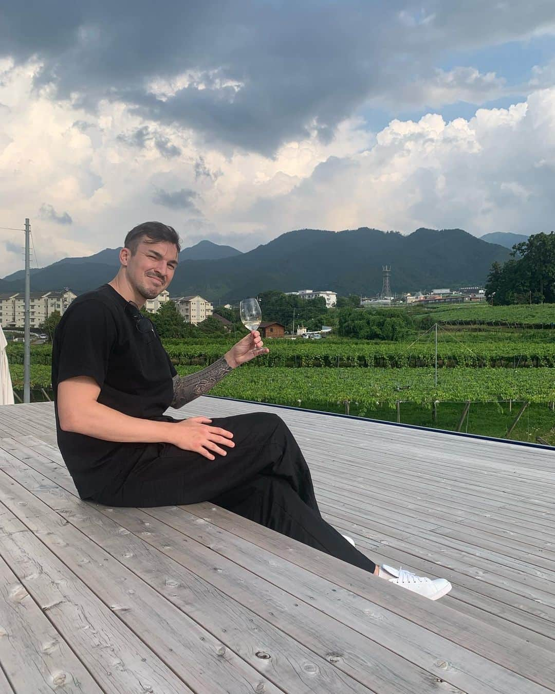 ハーフナー・マイクのインスタグラム：「先日 @katsunumajyozo_winery_official  にお邪魔して来ました🍷 ワインは美味しいし見晴らしも最高でした！山梨なのに勝手にヴェネツィアの風を感じましたw  ありがとうございました！ また伺います^ ^  #勝沼醸造 #山梨 #出会いのきっかけは特急あずさ #酒好き #酒と俺」