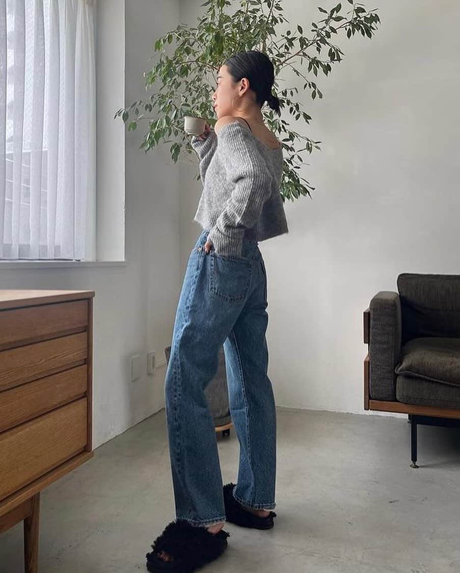 Ungrid staff snapのインスタグラム：「7.17 (mon) 再予約決定👖❤️ RANWAY channelは12:00〜 ZOZOTOWNは0:00〜  @ami_fujino_ 155cm @chisa_nagatani_ 159cm @aya_kanetaka_ 164cm  Levi's®︎ 別注 501 90s L28 ¥15,400(tax in) ブルー  秋ムードに合わせやすい濃色をベースに程よいヒゲ加工と、ももの削り加工を施したデニム。 裾部分の、クラッシュ加工がバックスタイルも可愛く見せてくれます🤭  ーーーーーーーーーーーーーーーーーーーーーーーーーーーー ☑︎商品詳細は製品タグ or TOPページURLよりチェック   » @Ungrid_staffsnap  #Ungrid #ungrid_official #ungridコーデ #アングリッド #カジュアル #カジュアルコーデ #カジュアルスタイル #シンプル #シンプルコーデ #シンプルスタイル #夏コーデ #夏スタイル #levis #リーバイス #デニム #デニムコーデ #デニムスタイル」