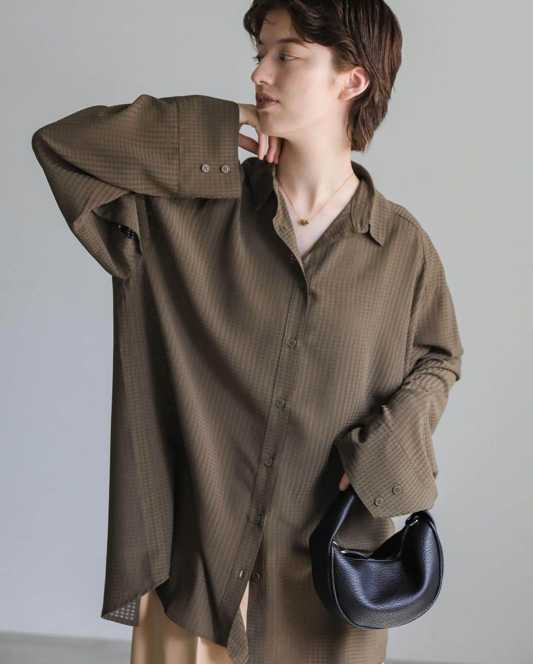 moca さんのインスタグラム写真 - (moca Instagram)「07/13 (Thu) New in  No. 20001180 シアーチェックオープンスリーブシャツ  さらりとした肌触りの良いシアーシャツ。 リラックス感あるサイズで一枚でも羽織でもお使いいただけます。 袖のボタンを開けてオープンスリーブとしても使え シーンに合わせたコーダを楽しめます◎  price：4,950yen（tax in) color：オフホワイト / ブラウン / ブラック  #selectmoca #セレクトモカ」7月13日 18時08分 - selectmoca