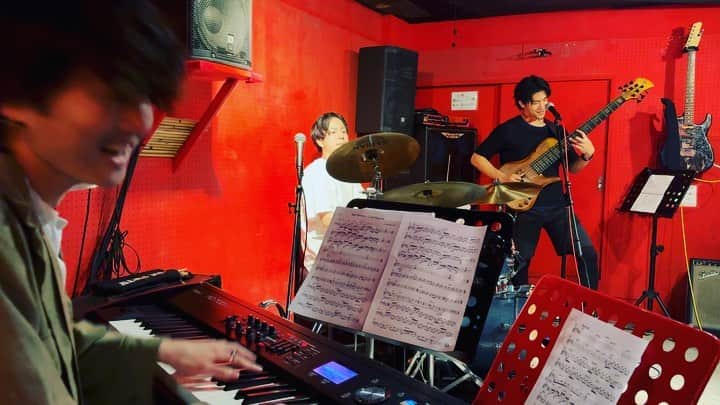 森田悠介のインスタグラム：「今週日曜！This sunday!! I'll play this with piano trio w/ @seiya_chy drums @kazutoshisohta key  🗓July 16th ¥2500 from 19:30 広尾Havana1950 and with great musicians!  event info👉👉👉👉👉👉👉👉👉 @firsttraintokyo   絶賛引きこもり中ですが、今週日曜は広尾のハバナ1950ってハコで パリピなカリフォルニア人の企画したパーティーでこのピアノトリオと、あとしばりょーパイセン＆クドウセイヤのツインドラムのバンドにてベース弾く、この曲も弾く ジャムセッションもあり、遊ぼう遊ぼう遊ぼうね！！！ #ベース #ピアノ #ドラム #ピアノトリオ #ライブ #bass #piano #drums #pianotrio #jazz #contemporaryjazz #composer #bassist #bassplayer #musicianlife #bajo #bajista #adamovic #artist #markbass @adamovicbasses  @markbassamps  @markbass_dvmark_jp」