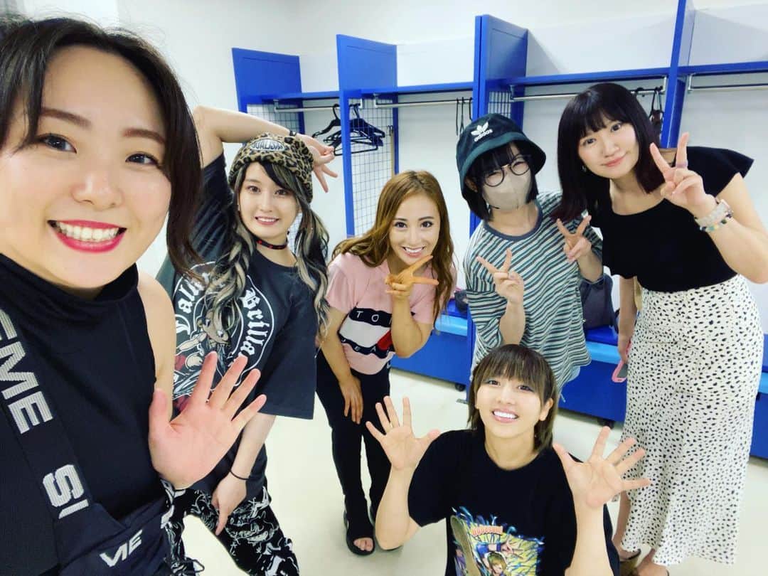 のインスタグラム：「超決戦を終えたガンジョ達！ 次の戦いに向かう！！ 💜❤️💛🤍💙🩷  #まなせゆうな #プロレス #ぽちゃじょ #ぽわじょ #グラマープリンセス #yunamanase #prowrestler  #prowrestling #realsize #plussize #midsize #wellness  #chubby #mybodymyrules #bopo #BodyNeutrality #ガンプロ #ガンジョ #GanPro #GanJo」