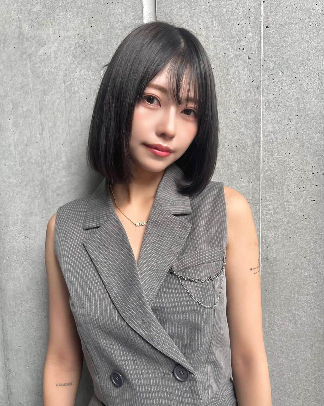 倉田夏希のインスタグラム：「♡  この前1日美容Dayで 美容院とマツエクに行ってきました〜✌🏻  カラーはがっつり暗く！！ こんなに暗くしたの久々だったのですが これがまた評判良すぎて🫣✨うれちい  さきさんも過去一良いって 言ってくださったのです🤭💓ぷぷぷ  担当は　@elyts_tsuru  さんです！ 暗くしたいです〜というとても アバウトなオーダーでこんなに可愛くしてもらいました😍  そしてマツエクは前回と一緒の @apartment___salon 🫶🏻 担当は @__shiharu さん♡ 初めてワンホンデザインにしてみた🫡💓 かわいくて大満足です♡  着てるお洋服はDarichの新作❤️ 胸元のクロスチェーンが可愛すぎる💓 なんといっても形が可愛すぎて…！ 特にスカートのシルエットが大好物です🤤 発売中なのでチェックしてみてください！  #Darich #ダーリッチ #コーディネート #大人ガーリー  #骨格ナチュラル #イエベ秋 #コーディネート #coordinate #骨格ナチュラルコーデ  #fashion #ootd #outfit」