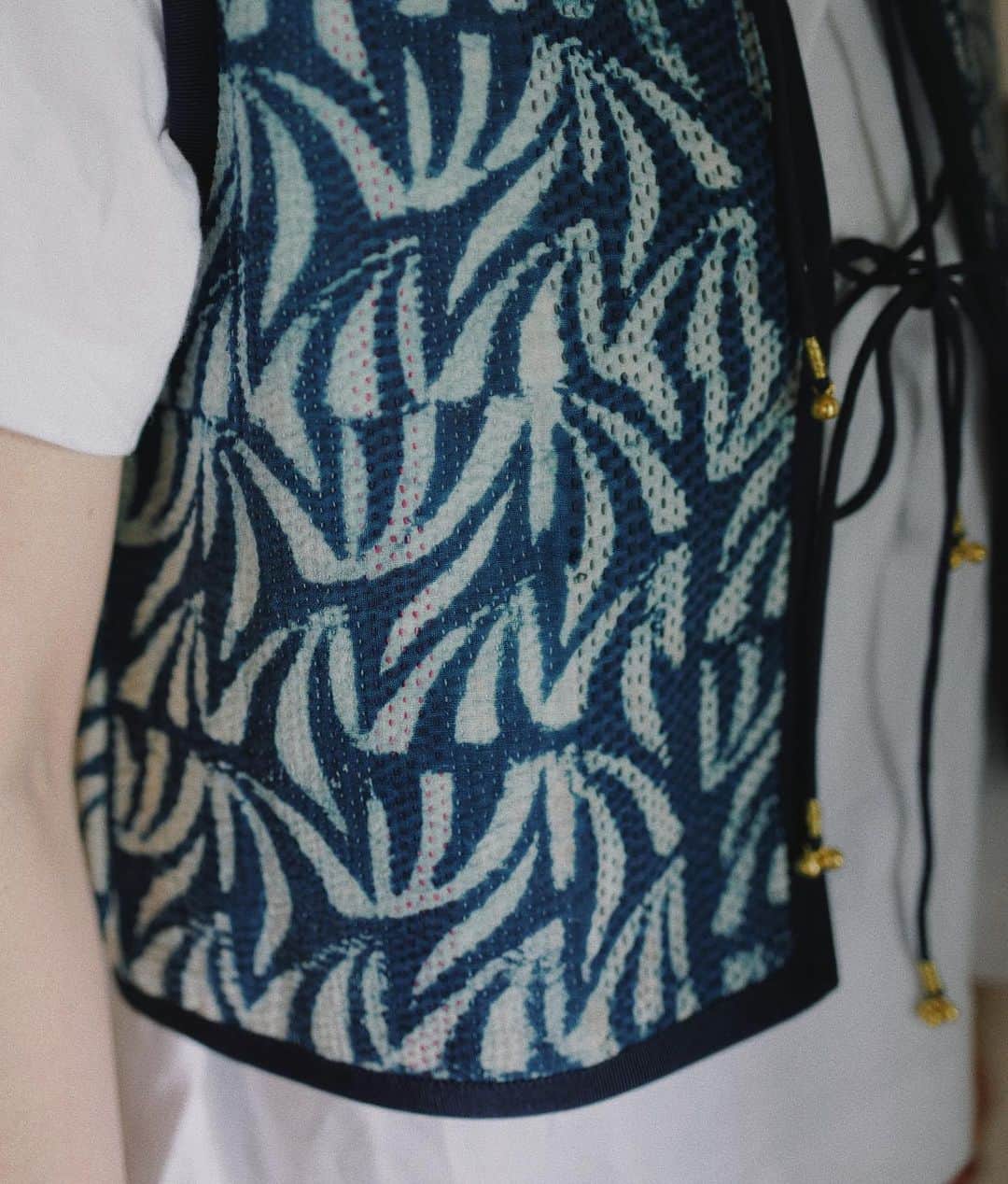 池田泉さんのインスタグラム写真 - (池田泉Instagram)「⁡ vintage kantha vest 7/13 20:00-release. ⁡ #purvintagekantha #madeinindia ⁡ インドの古布、ヴィンテージのカンタキルト 今まで展開してきたジャケットの余った部分からコンパクトなサイズ感のベストを🪡 なので見覚えのある生地もあるかなと思います☺️ ジャケットはちょっと抵抗あった方もベスト、 オススメします！ 夏はノースリーブで、冬はニットの下に着て チラ見せも可愛い。 リバーシブルなうえに季節問わず着れるので 是非色んな着方を楽しんでいただきたいです。」7月13日 18時12分 - xxizumi123xx