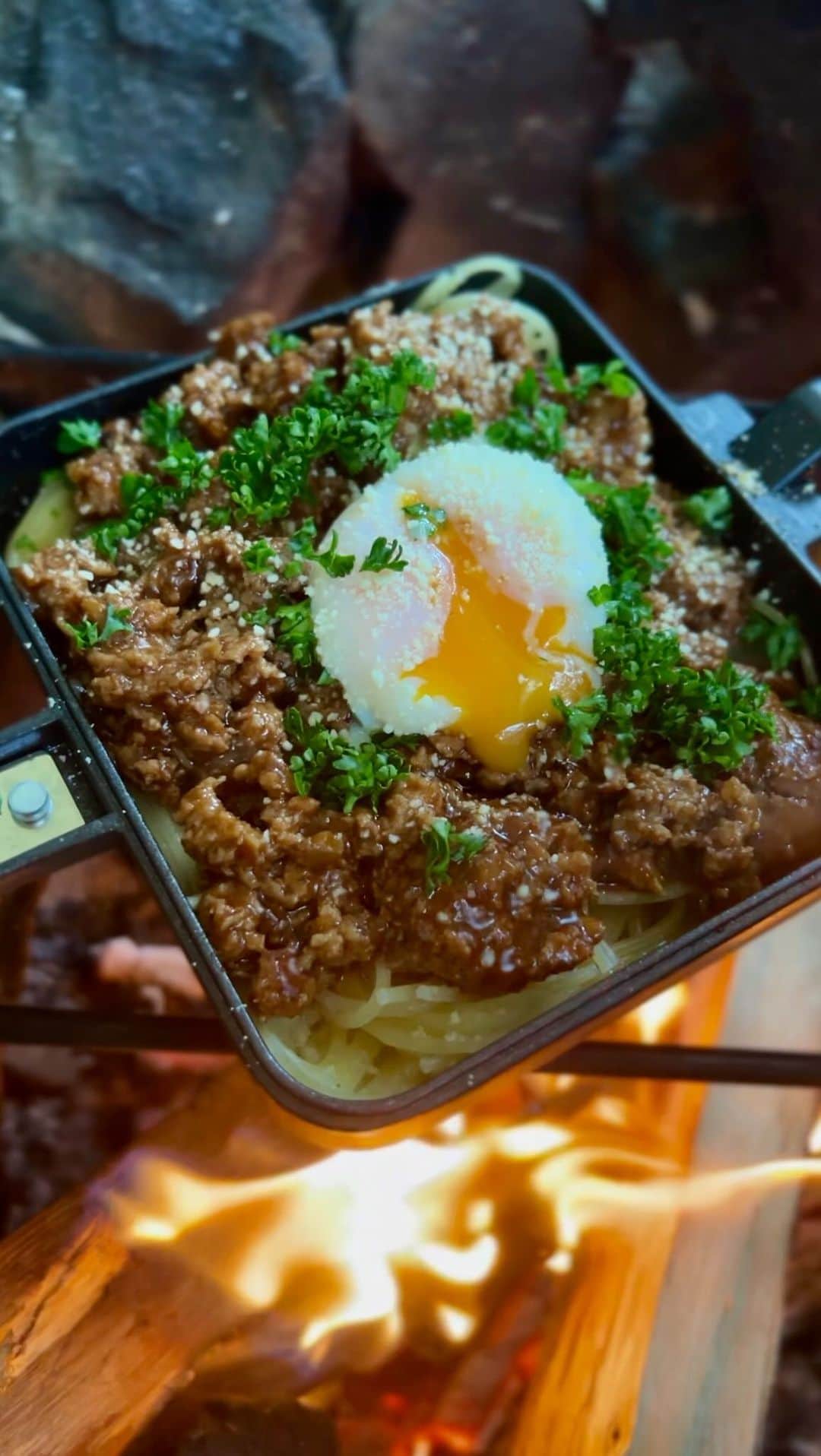 のインスタグラム：「セブンの金のハンバーグ✨  これほんま美味しくて🥹👌  そのままいれて ボロネーゼにしたよ🤩✨  #camp  #outdoor #camping  #キャンプ　#アウトドア　#自然 　#ソトアソビ　#キャンプ飯　#焚き火 　#テント #バトニング 　#ソロキャンプ 　#女子キャンプ　#焚き火女子 #外ご飯　#outdoorlife #campinglife #焚き火料理　#ごはん　 #アウトドア料理　 #焚き火kitchen#ボロネーゼ#スパゲッティ #ホットサンドメーカー」