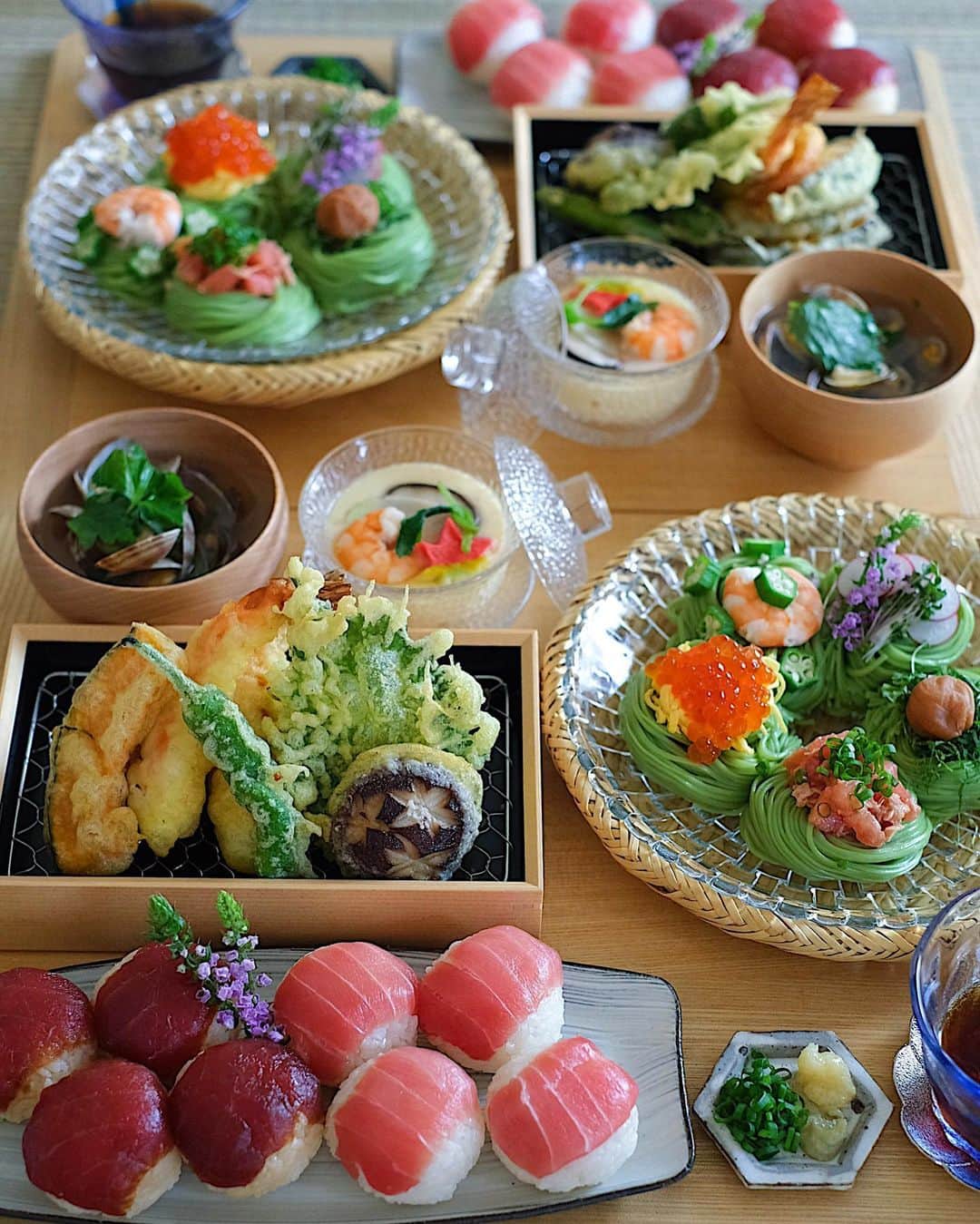 YASUKO TAKESUEのインスタグラム：「. こんばんは☺️💕. 今日の晩ごはん… . . ⭐️漬けマグロ手毬寿司 ⭐️中トロ手毬寿司 ⭐️天麩羅 ⭐️抹茶そうめん ⭐️茶碗蒸し ⭐️あさりのすまし汁 . .  #晩ごはん#晩御飯#晩ご飯#夜ごはん#よるごはん#夕食#おうちご飯#うちご飯#おうちご飯lover#おうちご飯記録#食卓#手料理#手作りご飯#料理写真#器好き#器集め#献立#food#foodpic#foodstagram#foodphotography#followme#instagood」