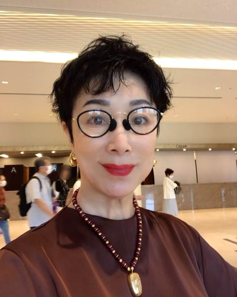 小川知子さんのインスタグラム写真 - (小川知子Instagram)「今日は少しばかり凌ぎやすい日でしたね。  千住真理子ちゃんのコンサートに横浜のみなとみらいへ。  いつもながら エネルギッシュ且つ繊細な演奏。 暑い日が続く日々に爽やかな涼風を運んでくれたコンサートでした。  私と同じく超効率主義の真理子ちゃん。 まぁ、せっかちという事ですが😆 終演後 サイン会がありましたが、 お客さんより早く席に着いてました。大笑い😀😀😀 私のマネージャーも「わ、うちと同じ人初めて見た！」って大受け。 熱演奏後、汗を拭く時間も惜しまずタオルを首にかけてサインしてた😁😄 親父かー！ ホント、 可愛い❤️ 本物は気取らないんですよね。 また会いましょうね。 お疲れ様でした〜。  #千住真理子バイオリンコンサート  #みなとみらいほーる  #バイオリン🎻コンサート #せっかち #メロンと生ハム  #小川知子」7月13日 18時29分 - tomoko_ogawa_