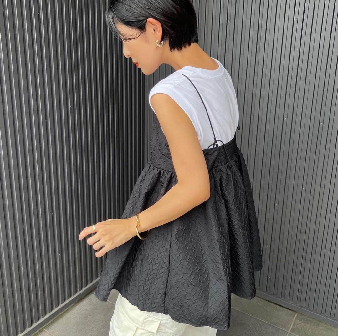 神戸レタスさんのインスタグラム写真 - (神戸レタスInstagram)「. . 【参考にしたい夏コーデ集めました🤍✨】  おしゃれなモノトーンコーデが多数！ 黒でも合わせ方や素材で涼しげに着られて可愛いんです♡  アイテムの詳細は商品ページをご確認ください。  @mi___.5 様 @3131_gram 様 @azu____gram 様 @reesan_beauty 様 @__m3022__ 様 素敵な投稿ありがとうございます🙇‍♀️✨  ーーーーーーーーーーーー #キャミブラウス C6699 #tシャツ C6791 #ニットワンピース E3293 #tシャツ C6761 #ワンピース E3285 ーーーーーーーーーーーー  ※その他アイテムはモデルさんの私物もございます。 ※完売アイテムもございますのでご了承ください。 . . #kobelettuce#神戸レタス#プチプラコーデ#今日のコーデ#ファッション#ootd#outfit #春服コーデ #夏コーデ #綺麗めコーデ #ママコーデ #ブラウスコーデ #綺麗めカジュアル #シアー #トップス #tシャツコーデ #お出かけコーデ #旅行コーデ #大人カジュアル #モノトーン #モノトーンコーデ」7月13日 18時29分 - kobe_lettuce
