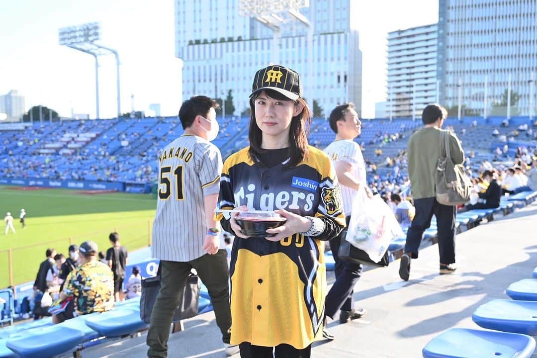 中江有里のインスタグラム：「続けています「聴くエッセイ」Voicy。 わたしと野球、阪神タイガースについて語っています🐯無料です。  #11 わたしの推しごと 阪神タイガース - 中江有里  ストーリーズ、ハイライトにリンクあります。  #中江有里   #阪神タイガース」