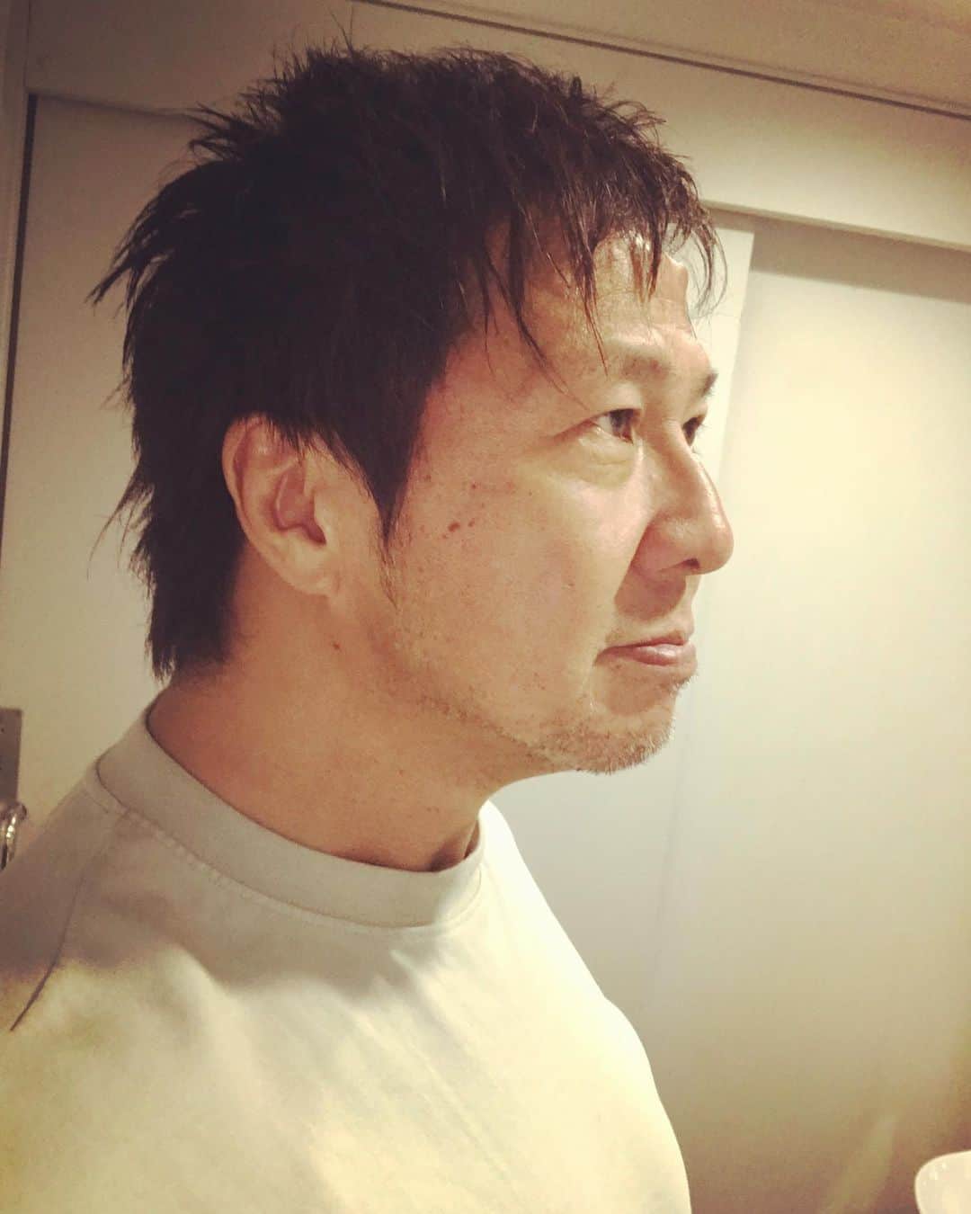 小島聡のインスタグラム：「Instagramだから、美容室のカット後の写真あげてもいいよね（笑）？  #小島聡  #新日本プロレス  #美容室  #Abbey2  #中村章浩」