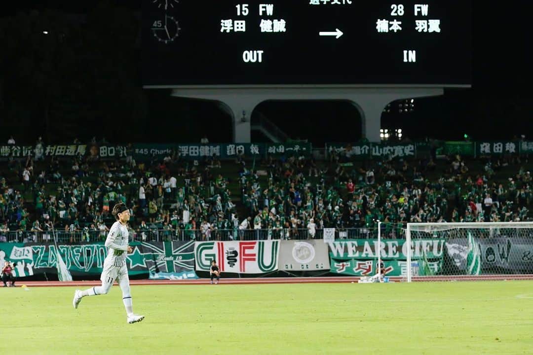 山岸祐也のインスタグラム：「. 移籍して初めての長良川。 約5年ぶりなのにユニフォームやグッズ掲げてくれたり山岸って呼んでくれたり山ピースしてくれたり本当に温かく迎えてくれてありがとうございました🙇‍♂️ まだまだ成長してもっと活躍しなきゃなと強く思えました🔥 シュートは外してしまったけど。笑 最高に楽しかった！！  #アビスパ福岡 #FC岐阜」