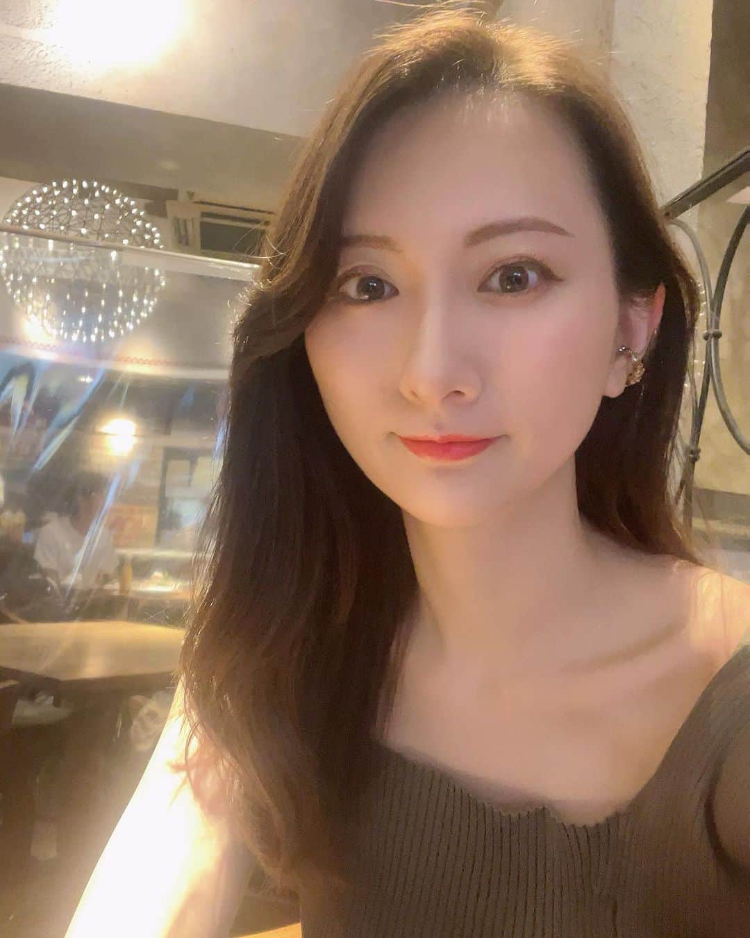 Sasaki Erikaのインスタグラム：「【美容家の金銭事情】 ⁡ 最近になって『ところでギャラいくら？』って聞かれる率が高くなってきましたw（拙僧） ⁡ ⁡ SNSで月収〇〇円！みたいなのよく見るじゃないですか。みなさん、アレどう思います？ ⁡ 私アレ全部詐欺だと思ってたんですよ。 ⁡ 『え、こんなこと言って恥ずかしくないの…嘘に決まってるじゃん』って。 ⁡ ⁡ ⁡ 実際Instagramも、少し前盛り上がってた頃のFacebookも少しは頑張ってみたものの 別にSNSそのものでお金になった訳ではないし ⁡ 私も『こういう活動してるんだし、このくらいはフォロワーいないと恥ずかしいよね』程度だったんだよね。  今だって一般人の私ですが、当時なんて本当にまだ活動したてで専業主婦上がりの完全一般人だったので、例え数名だったとしてもファンが欲しかったし。 ⁡ ⁡ ⁡ しかし今、始動2年目のYouTubeが テレビ出演の収入を追い抜かしつつある事に心底驚いてる。 ⁡ ⁡ そもそも、テレビ出演だけで自立できるくらい お給料を頂ける様になったことですらも 正直言うとかなりビックリしてて ありがたい事だなぁと噛み締める日々なんだけど それ以上にSNSって… ⁡ ⁡ ⁡ よく聞くYouTubeドリームって本当にあったの？ インフルエンサーって凄え… ⁡ ⁡ 今年37歳の私からすると、もう都市伝説が現実だったバリのカルチャーショックの連続で😂 ⁡ ⁡ ⁡ 昨年訳も分からず大バズりした時には、その１発の広告収益だけで、一年分の経費を回収しただけでなく、大幅に収益が出てスタッフにお給料も払える様になった。 ⁡ それが今年になって、もう少し確立してきて、広告収益に頼らなくとも、さらに利益が出る様になった。 ⁡ こうなってくると、もうSNSって、単なるブランディングのひとつやお遊びではなく、もう立派な事業だよね。 ⁡ そして、昨日また優秀なスタッフが さらに収益をガツンと上げる仕組みを考えてやってのけてくれた👀メール一本で…すげえ。 ⁡ スタッフが凄いのは当然なんだけど それ以上に仕組みさえ考えればそんな価格を払う相手がいることに、今ガチで心底驚いています。 ⁡ そんなに価値があるんだSNSって…ということに。 ⁡ ⁡ ⁡ そして、ここから私が学んだのは、やっぱり間違えても良いから真剣にトライすること。 そして、諦めない事。 ⁡ いきなり月並みなセリフだけど、まず恥を忍んでトライしなければ、私はこの価値を生み出すことがそもそもできなかったし そこからその価値を信じて諦めずに工夫しなければ、そんなことできなかった訳で。 ⁡ 私の場合は、まだ感覚が古いところもあって『ゆってもSNSでしょ！？』みたいな感覚が抜けなくて😂スタッフには怒られましたが💦 ⁡ 今思えば、若くて優秀なスタッフに色々教えてもらえたのが本当にラッキーで、やっぱりなんでも軽視せずに価値があるところに真剣にトライして諦めない事は大切だなと最近本当に感じるのです。 ⁡ ⁡ ⁡ これからは、本業の生放送！ 深夜だけど頑張らないと。 ⁡ テレビ通販は私の本当にやりたい事で あれ以上、長い人生の中でも真面目に取り組める事はないと思うくらい頑張ったし そのスキルがあったから動画に強くて YouTubeにも価値付けができたと思うと 本当に感謝で、これからも一生続けたいです。 ⁡ テレビもSNSも、これからもっともっと頑張ります😊✨ ⁡ ⁡ ⁡ あ『広告収益に頼らないで稼ぐ！』とか 本当マジで詐欺師っぽいけど、私は皆さんから何も取らないし教材とか売りつけないので安心してね😂 ⁡ ⁡ ⁡ 明けて14日深夜1時ショップチャンネル 是非ご覧ください😊✨ ⁡ ⁡ ⁡ ⁡ ⁡ #美容家 #美容家ささえりtv #金銭事情」