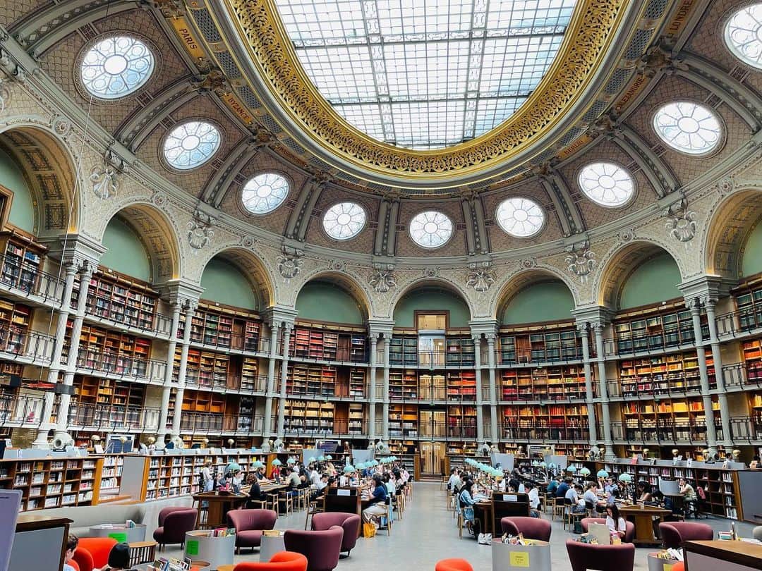 原沙知絵のインスタグラム：「パレロワイヤル近くの 国立美術史研究所図書館。 こんな図書館で勉強してみたい。  #旅 #journy  #paris #パリ国立図書館 #bnf #Richelieu」